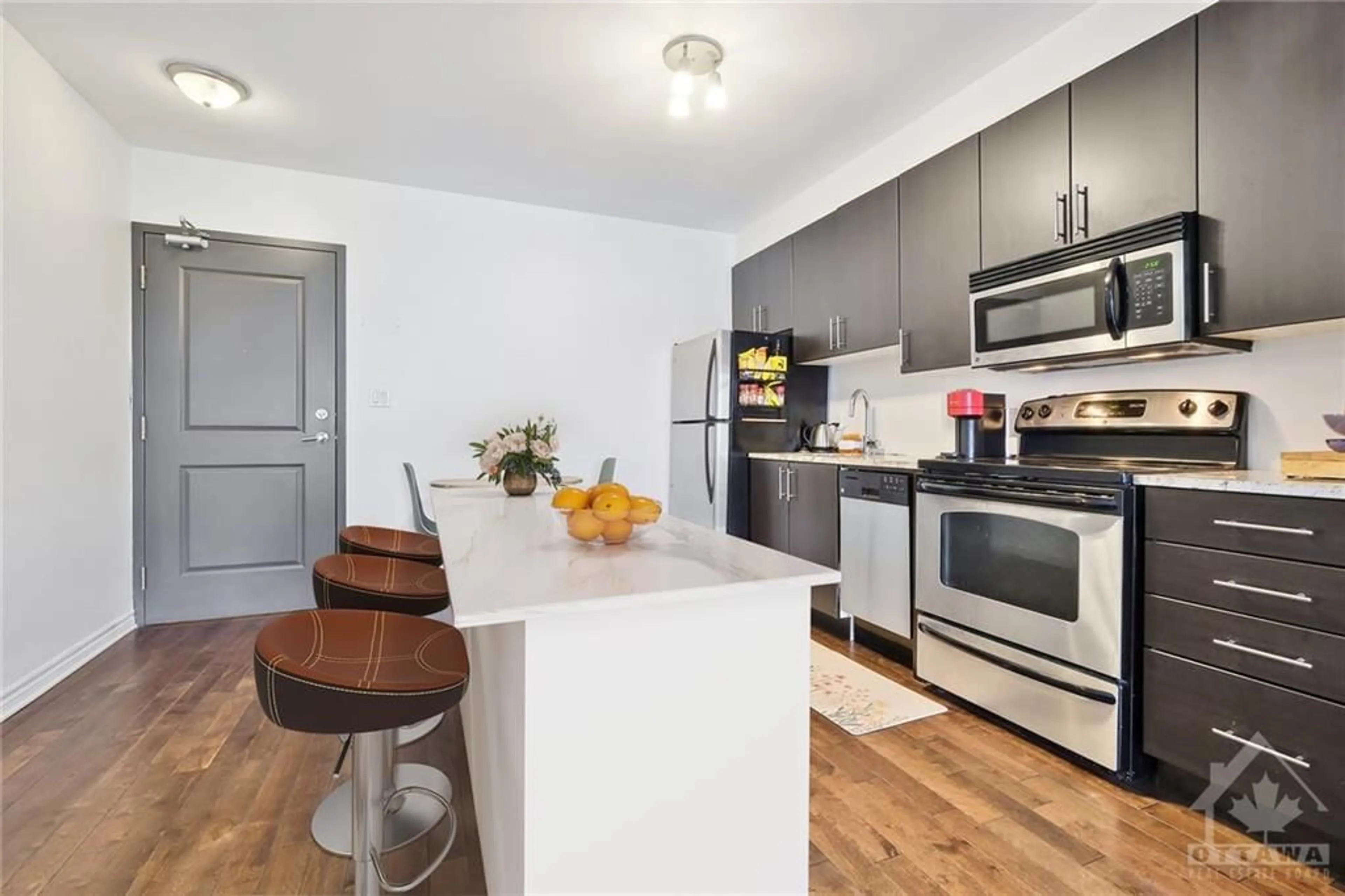 Open concept kitchen for 429 KENT St #215, Ottawa Ontario K2P 1B5