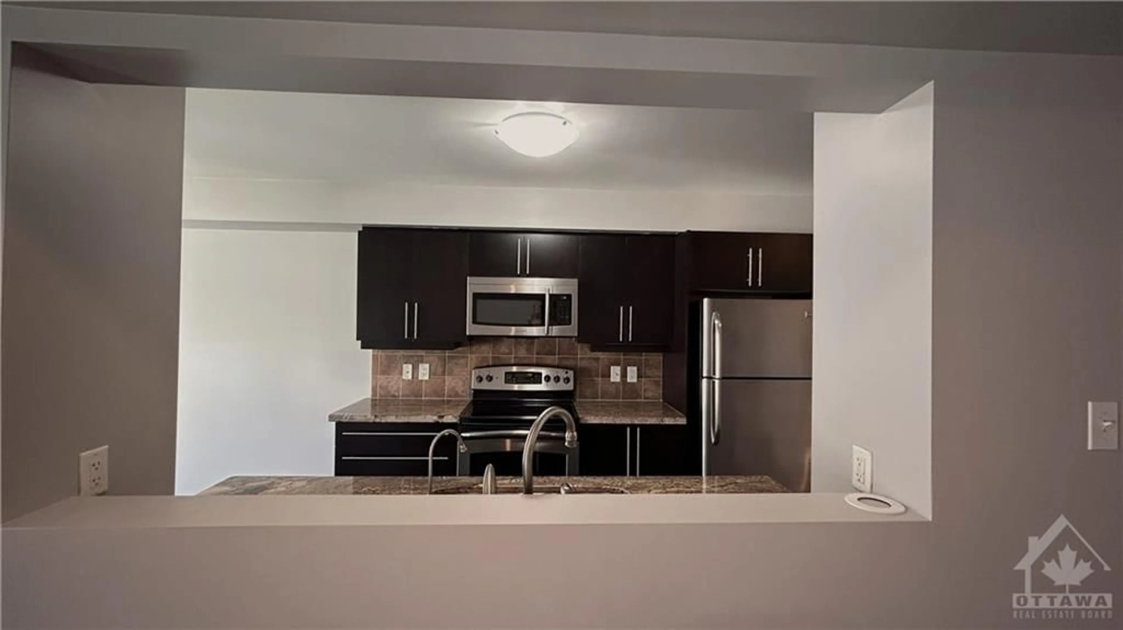 Standard kitchen for 133 BRADDOCK Pvt, Ottawa Ontario K3J 0E6