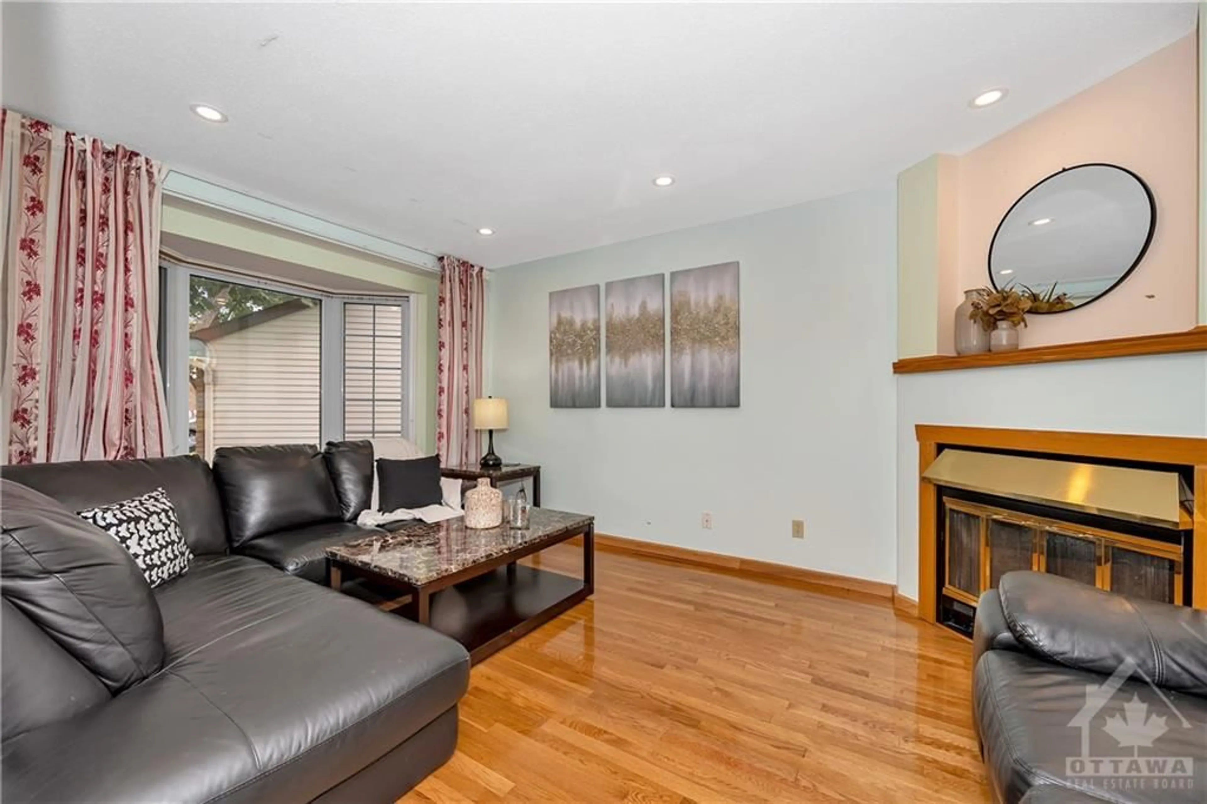 Living room, wood floors for 820 TORSA Crt, Ottawa Ontario K2B 8P8