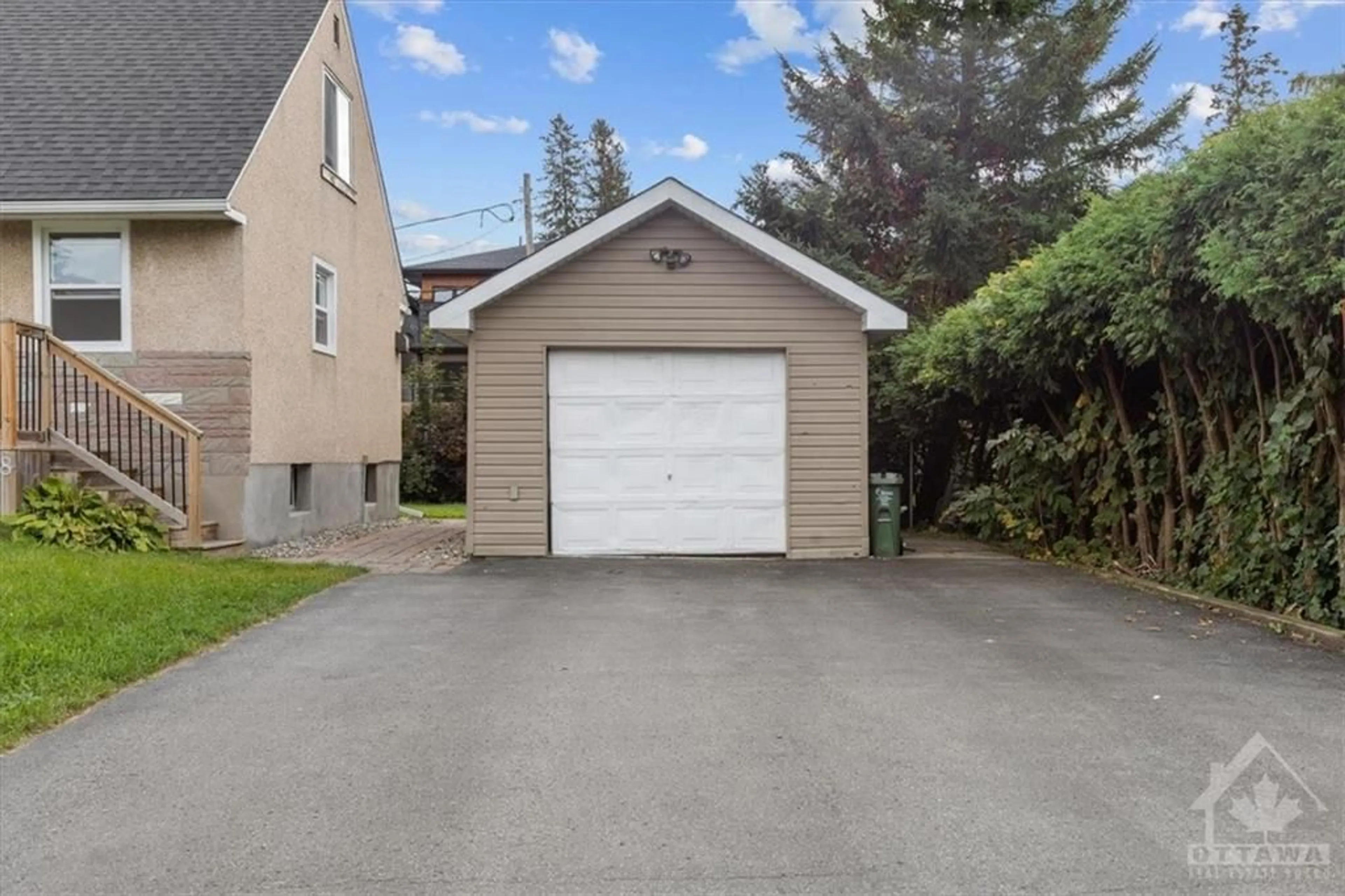 Indoor garage for 38 CHIPPEWA Ave, Nepean Ontario K2G 1X9