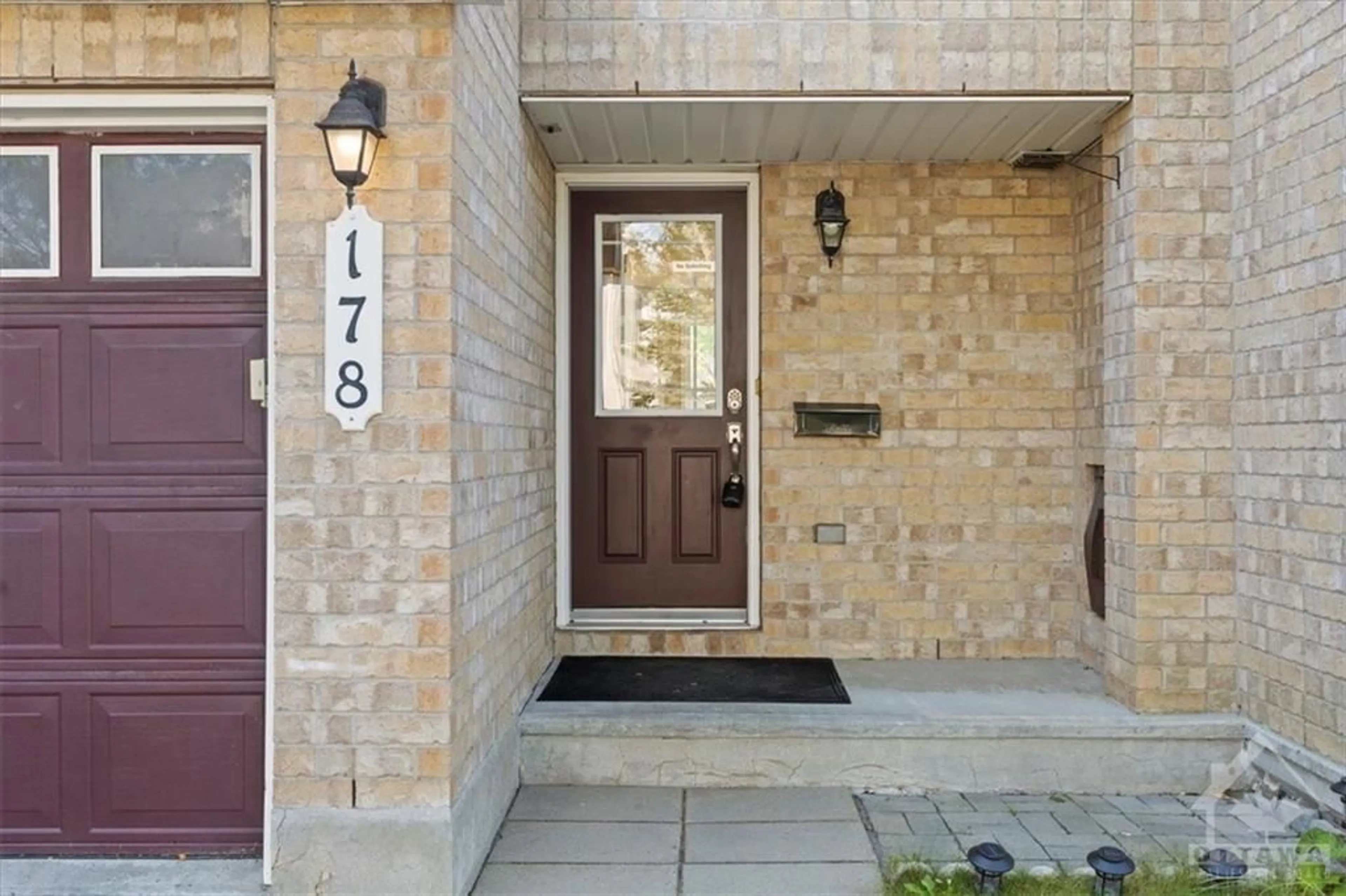 Indoor entryway for 178 TACOM Cir, Nepean Ontario K2G 4P8