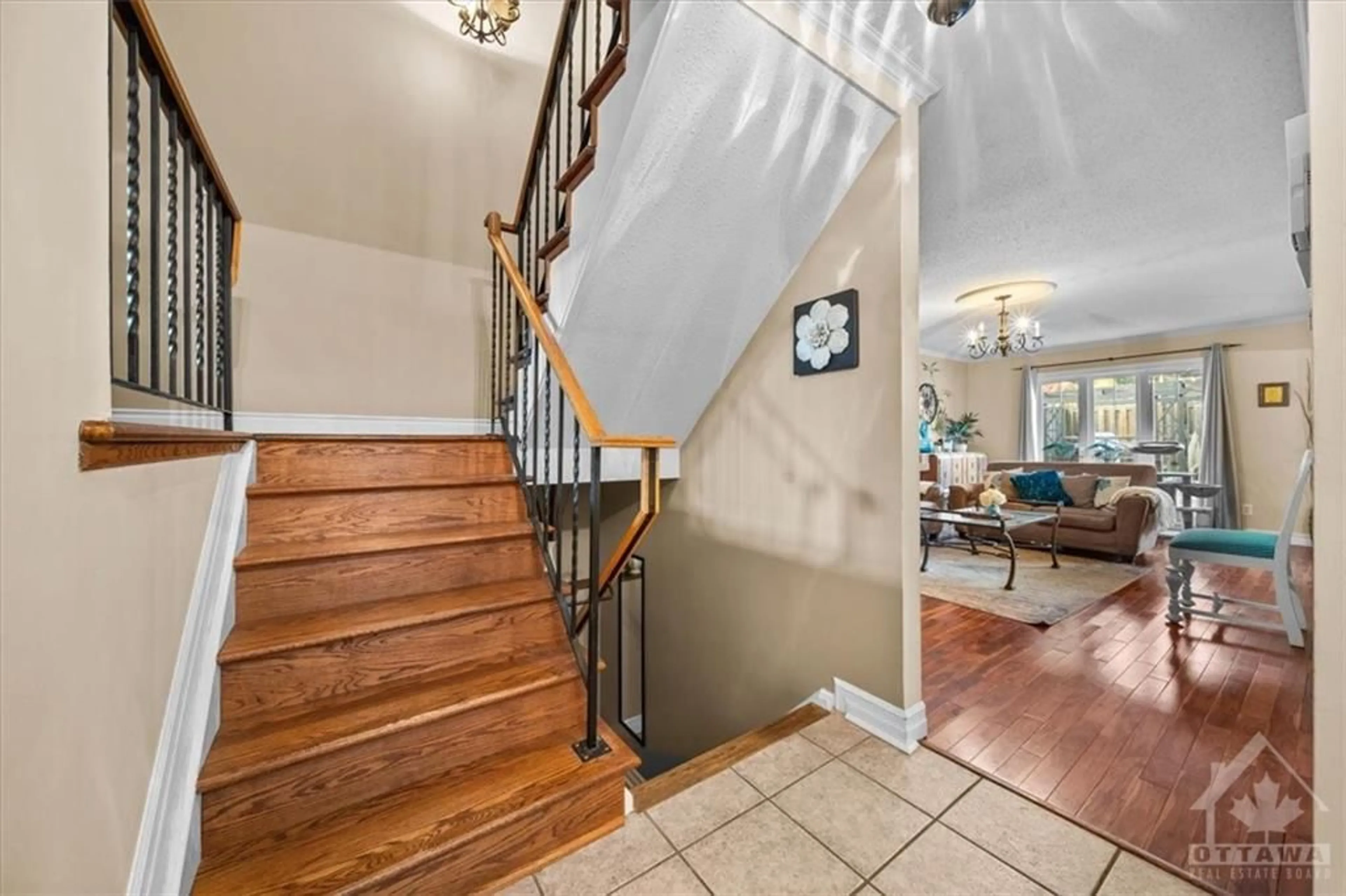 Indoor foyer for 31 EQUESTRIAN Dr, Ottawa Ontario K2M 1B8