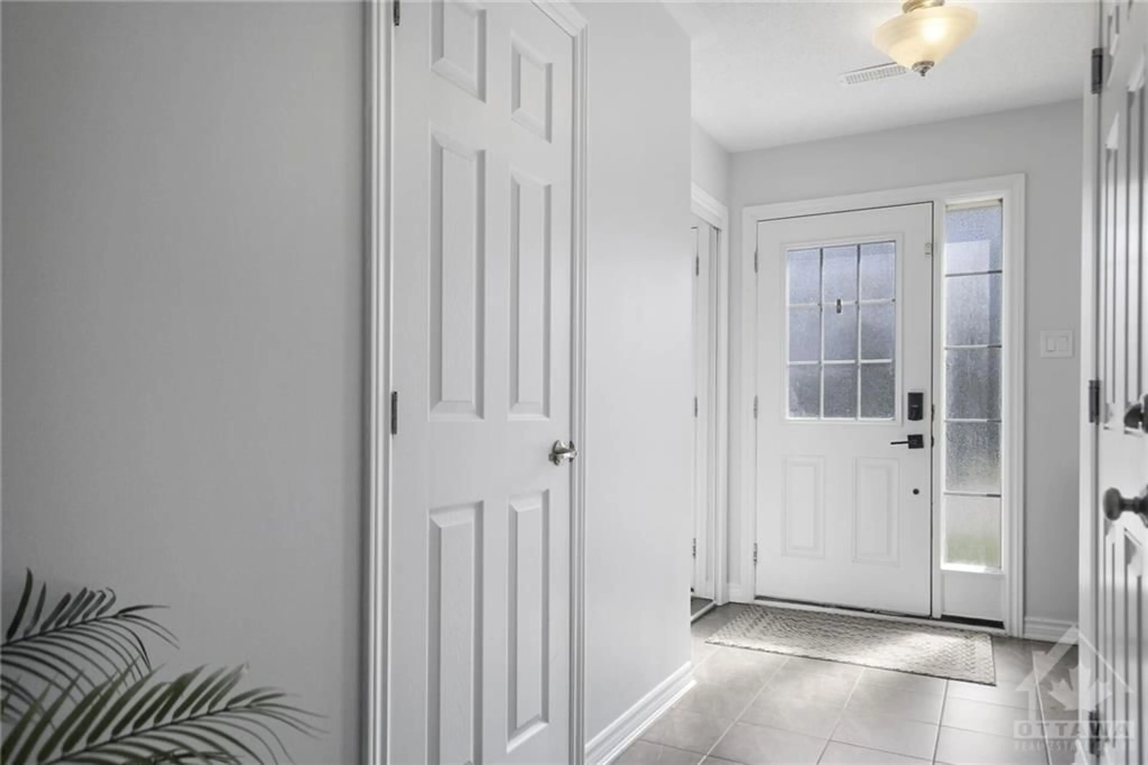 Indoor entryway for 600 FOXLIGHT Cir, Ottawa Ontario K2M 0L9