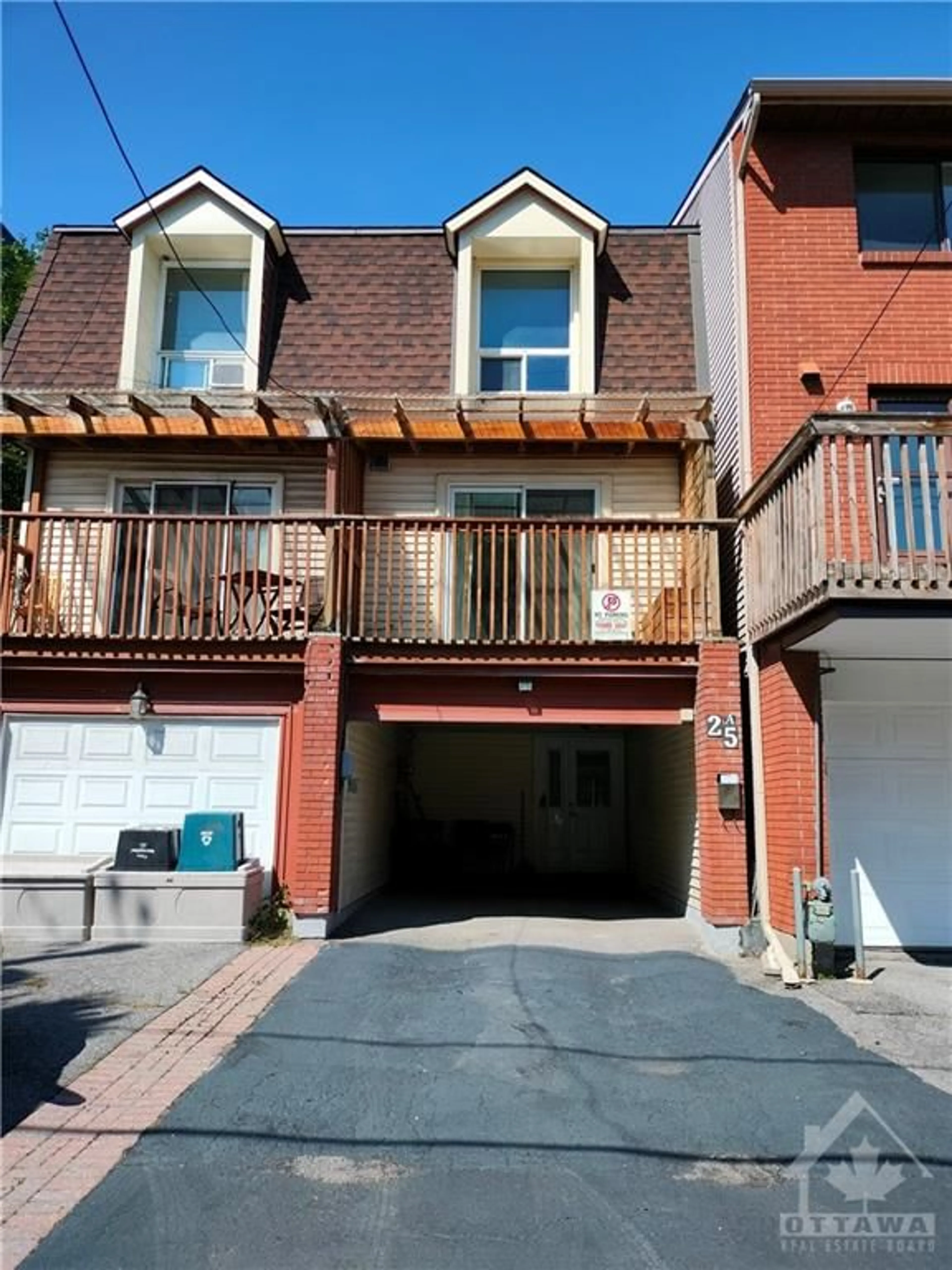 A pic from exterior of the house or condo for 25 ROBINSON Ave #A, Ottawa Ontario K1N 8N8