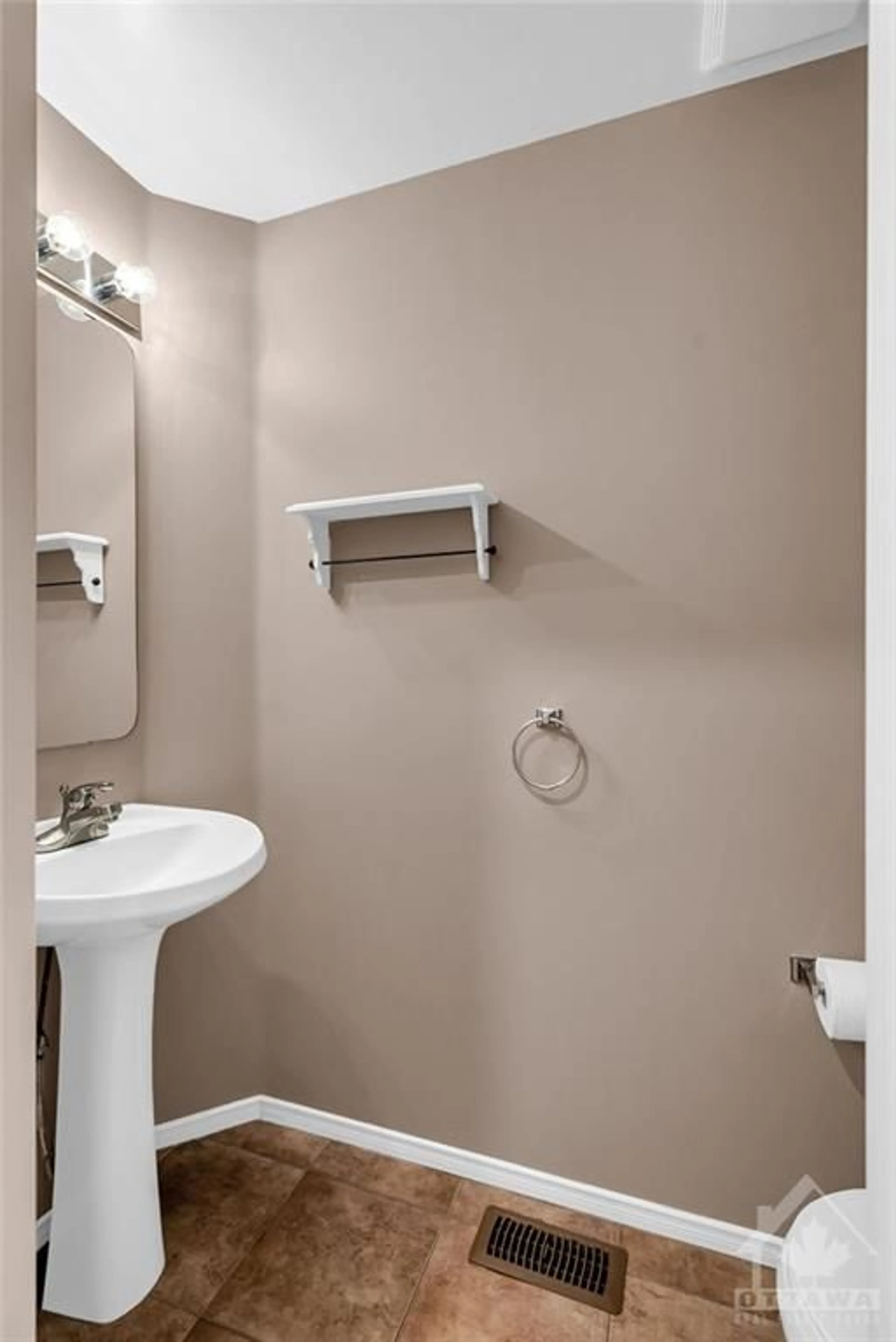 Standard bathroom for 217 CRESTHAVEN Dr, Nepean Ontario K2G 6W2