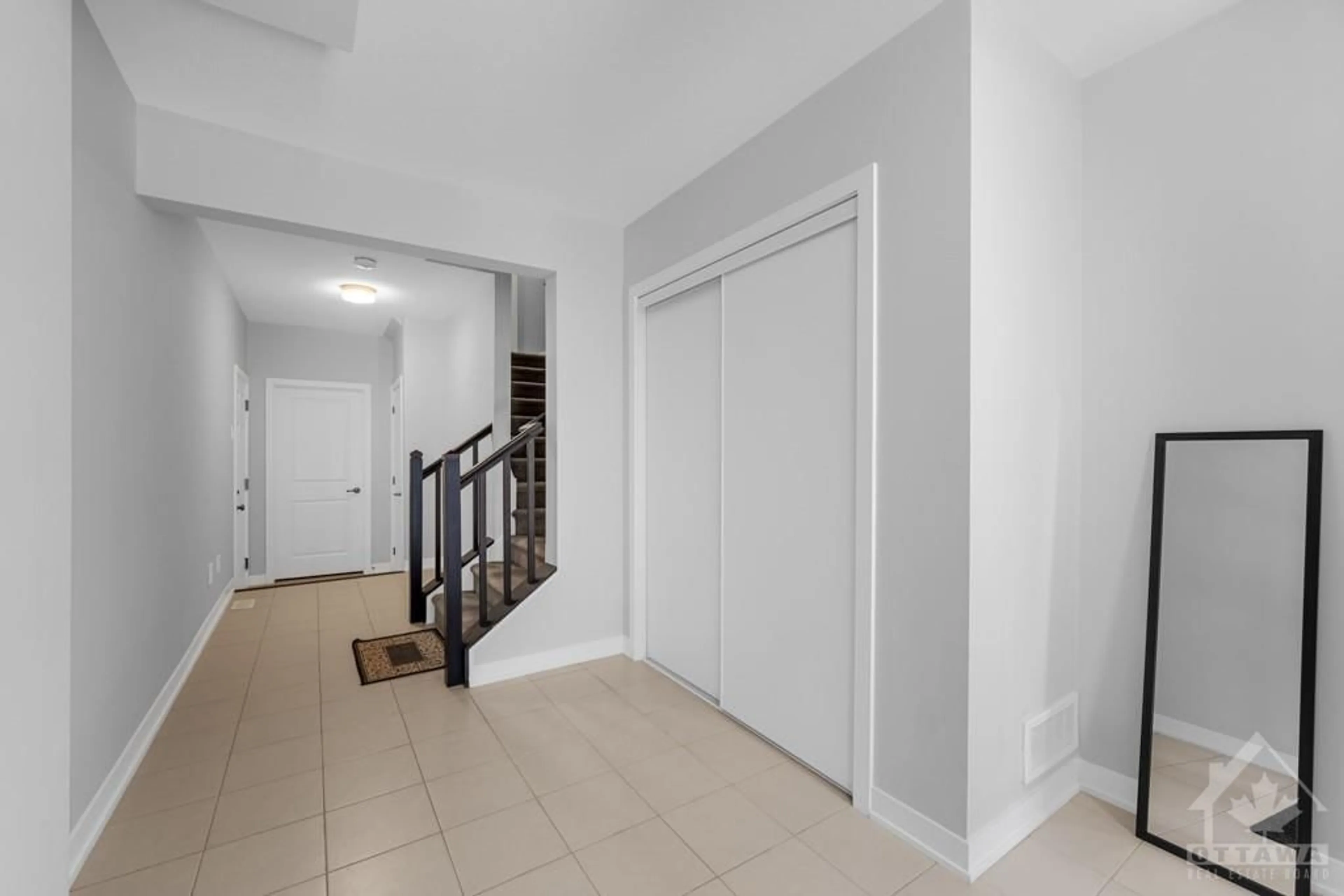 Indoor foyer for 715 HYDRUS Pvt, Nepean Ontario K2J 7B2