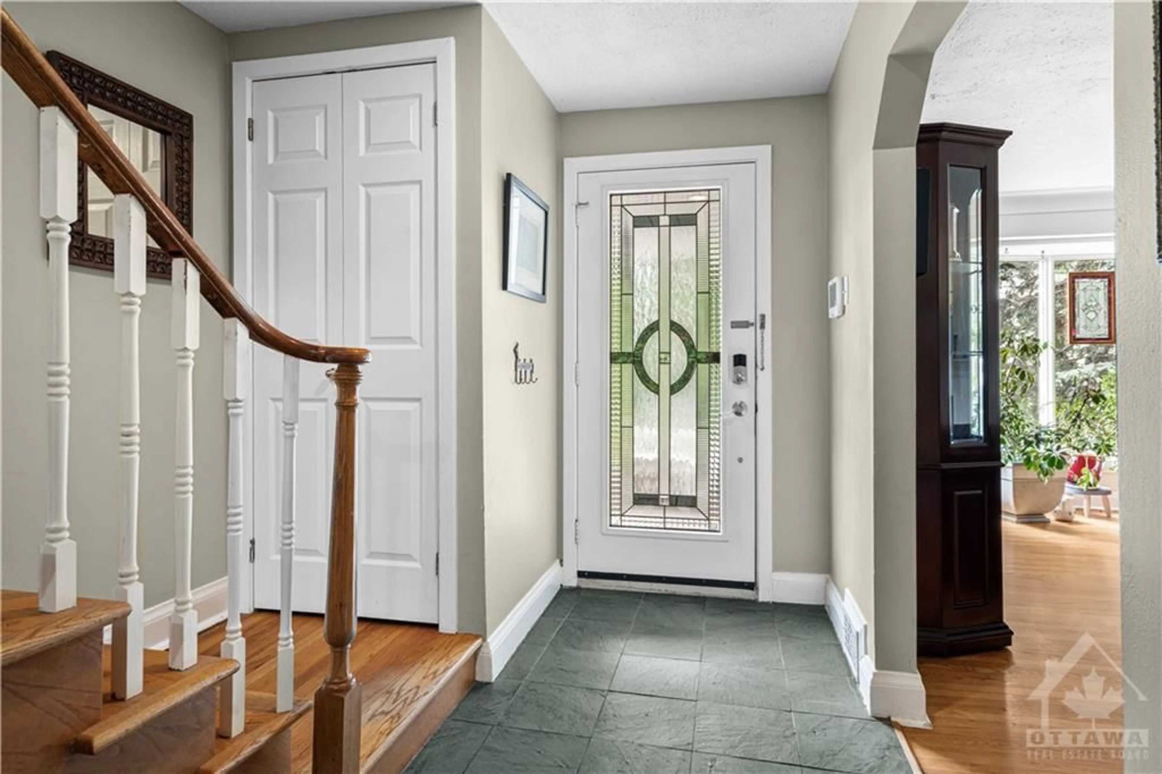 Indoor entryway for 631 EDISON Ave, Ottawa Ontario K2P 0J6