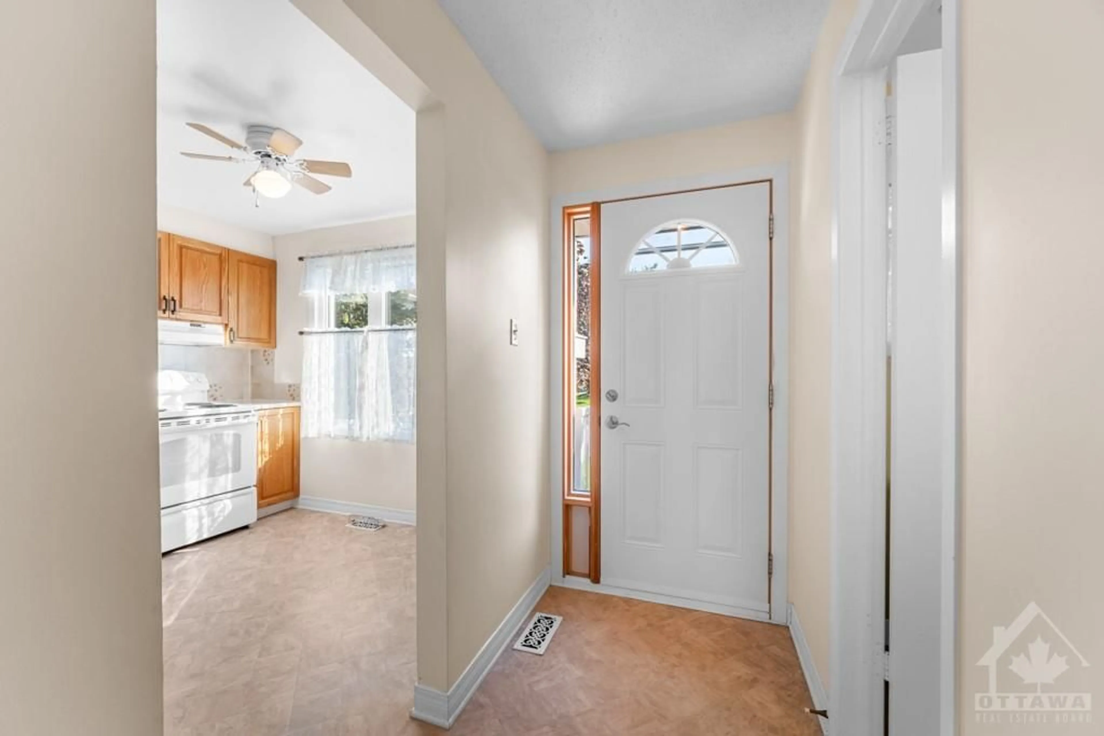 Indoor entryway for 14 CASTLEBROOK Lane #E, Ottawa Ontario K2G 5G4