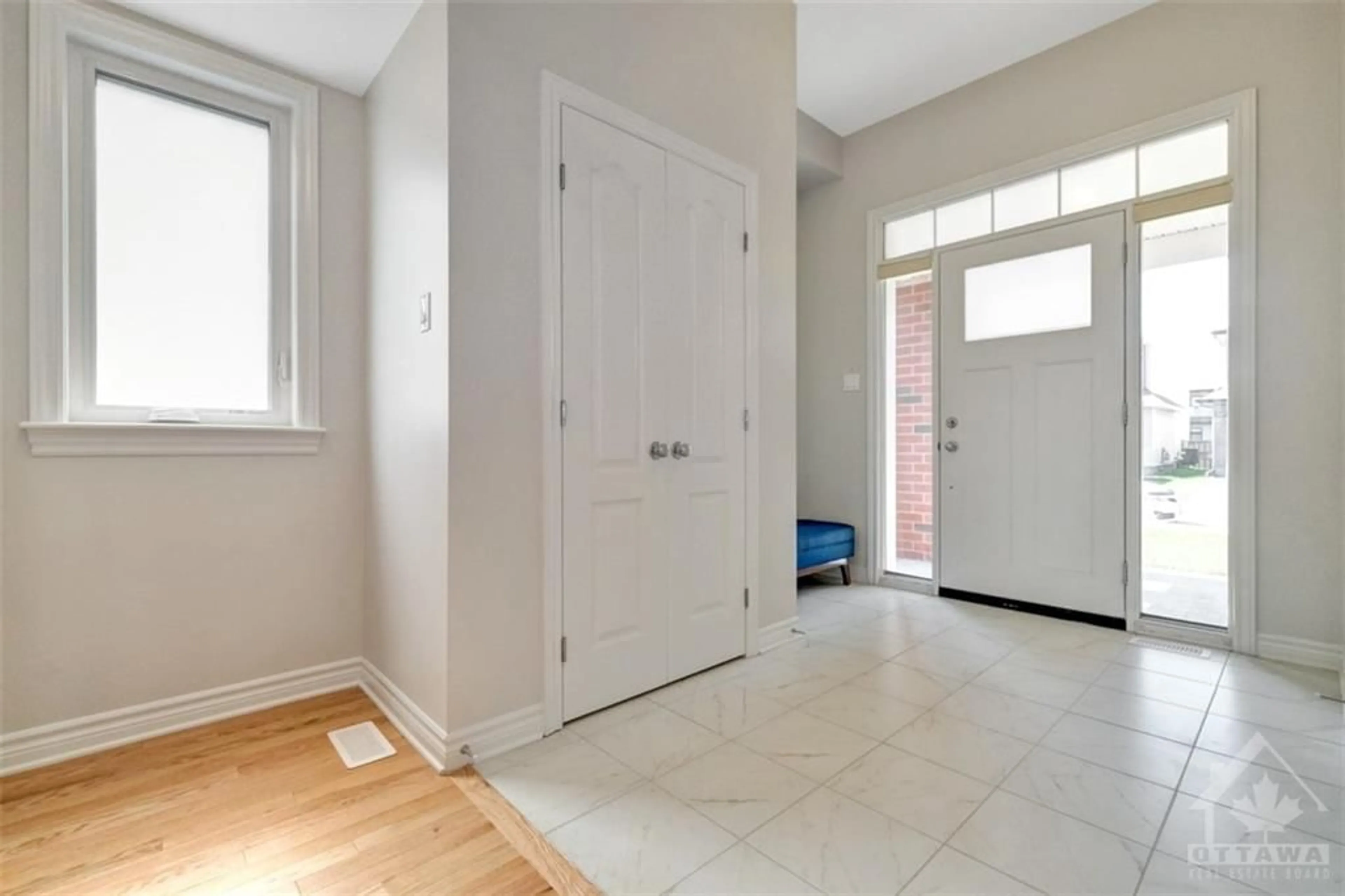 Indoor entryway, wood floors for 868 SNOWDROP Cres, Ottawa Ontario K1T 0X7