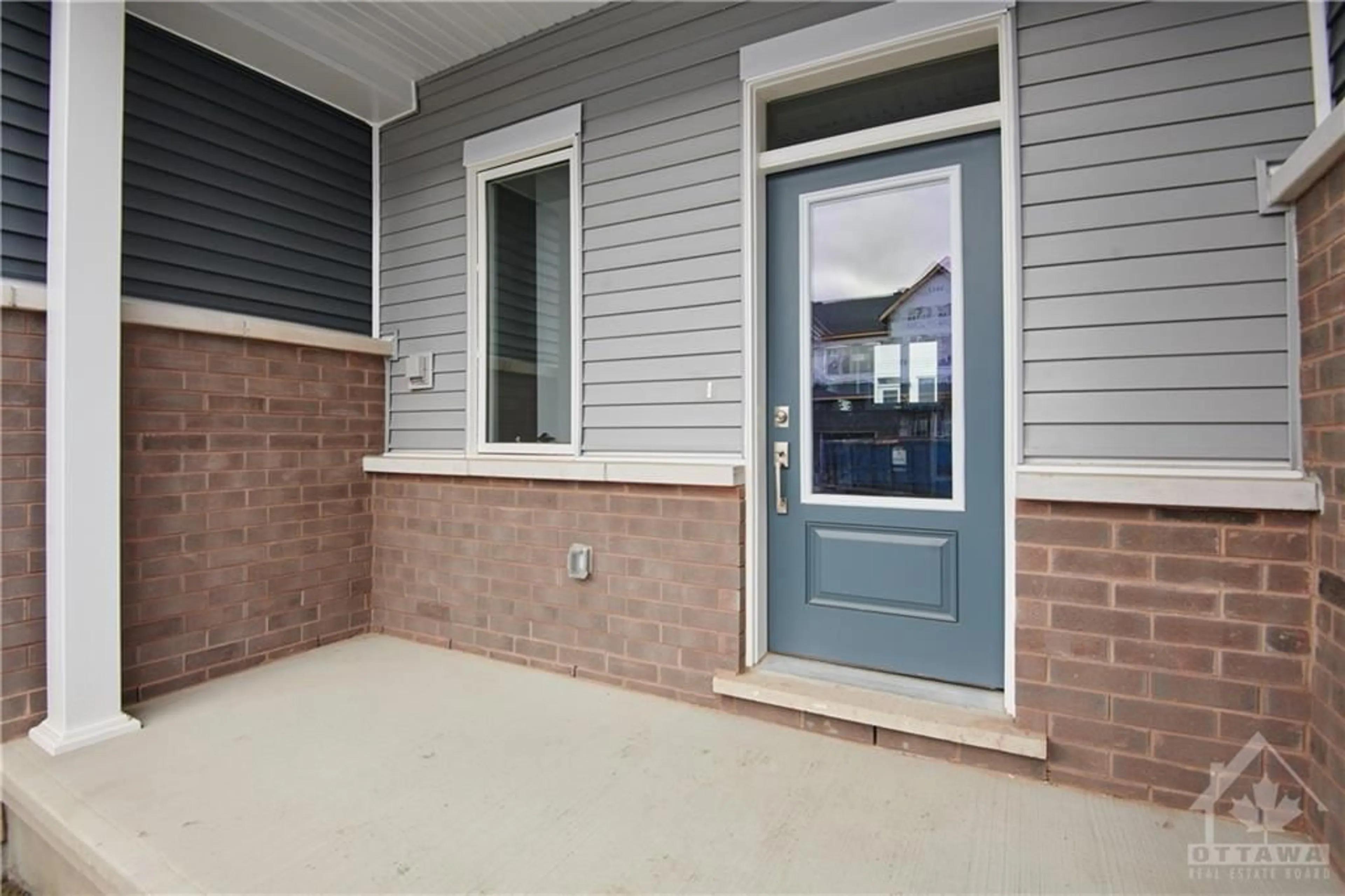 Indoor entryway for 256 FALSETTO St, Orleans Ontario K1W 0S4