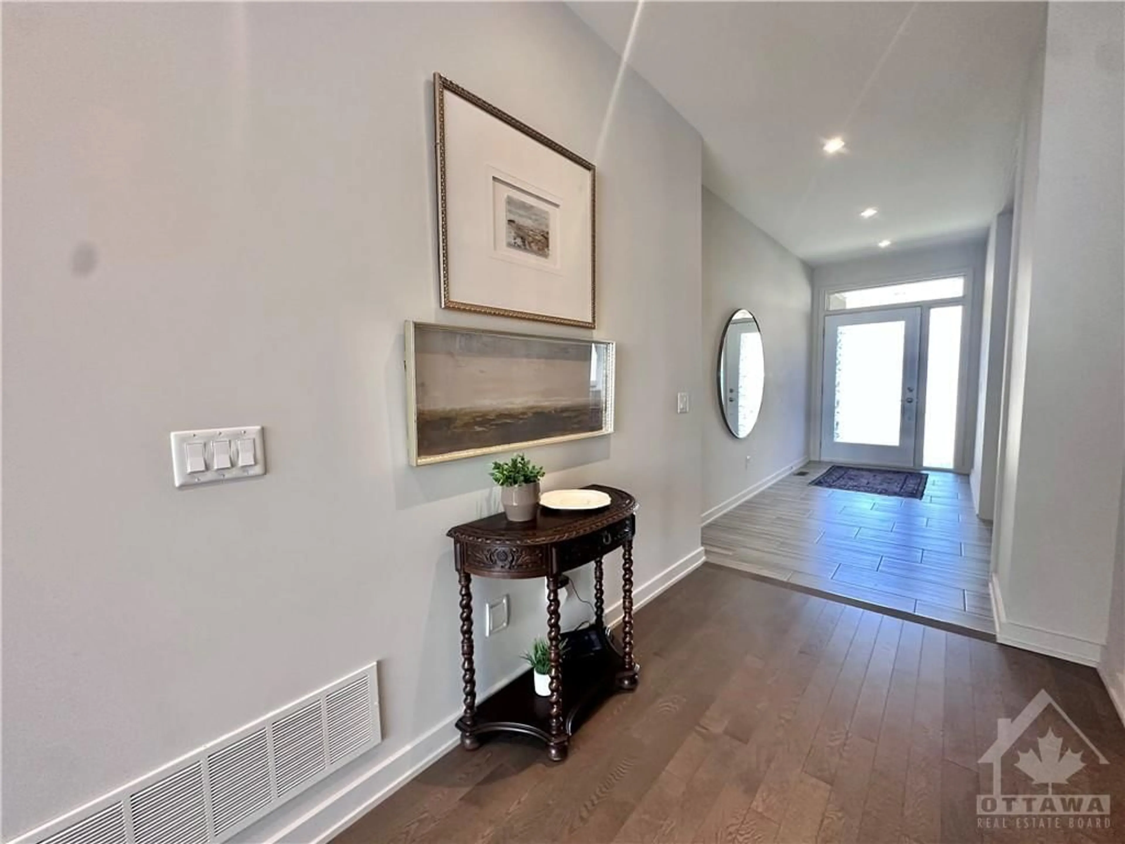 Indoor entryway for 298 LONGWORTH Ave, Ottawa Ontario K1T 0T8