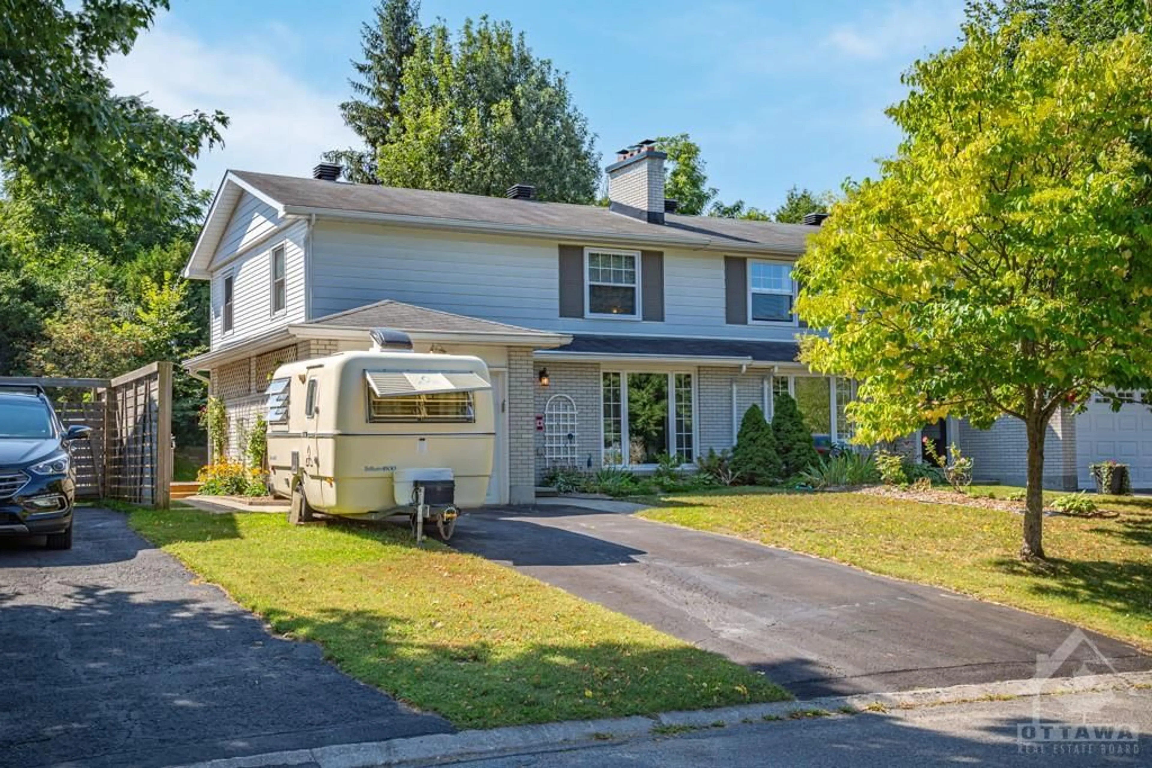 Frontside or backside of a home for 34 LINDHURST Cres, Ottawa Ontario K2G 0T7