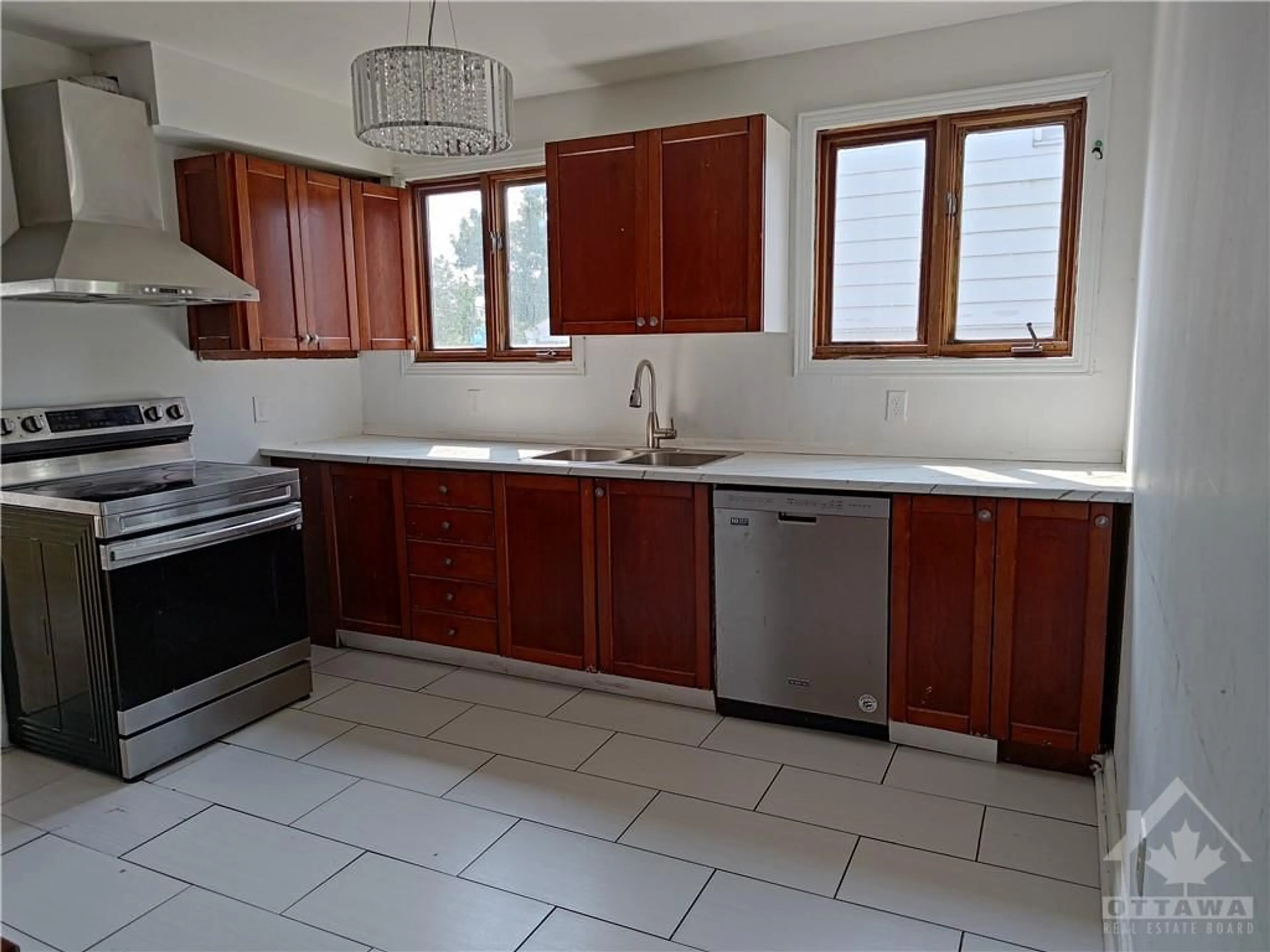 Standard kitchen, wood floors, cottage for 2647 AYERS Ave, Ottawa Ontario K1V 7W7