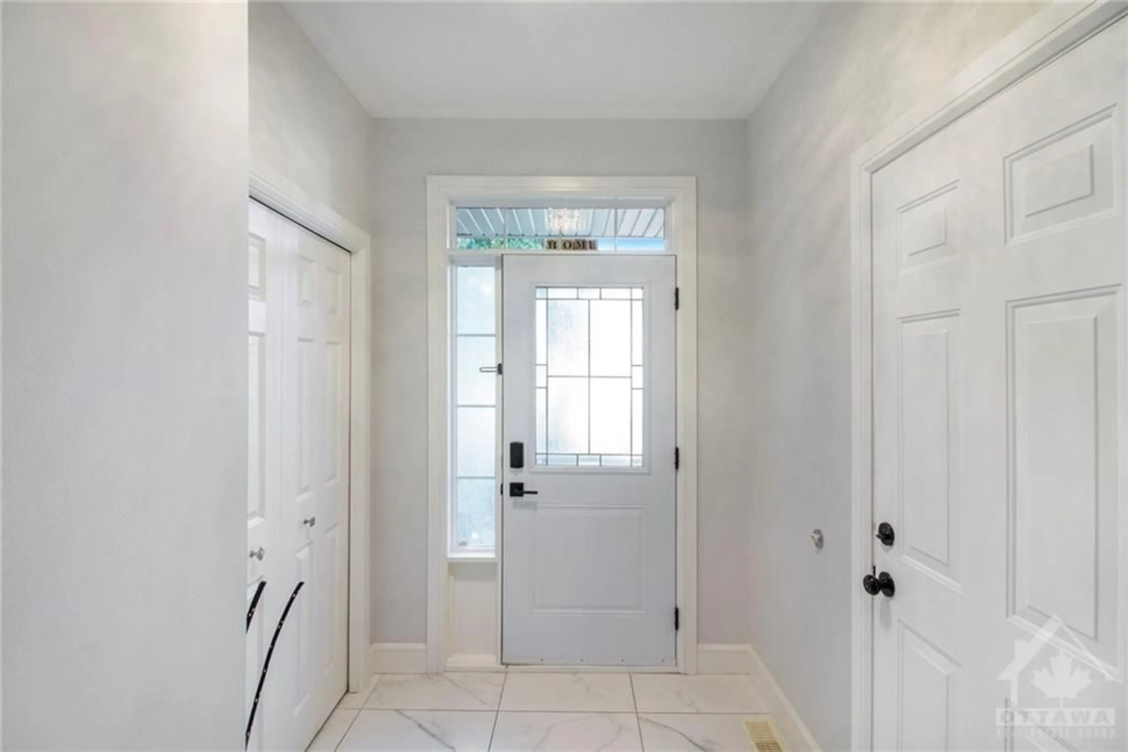 Indoor entryway for 2009 BERGAMOT Cir, Ottawa Ontario K4A 4R2