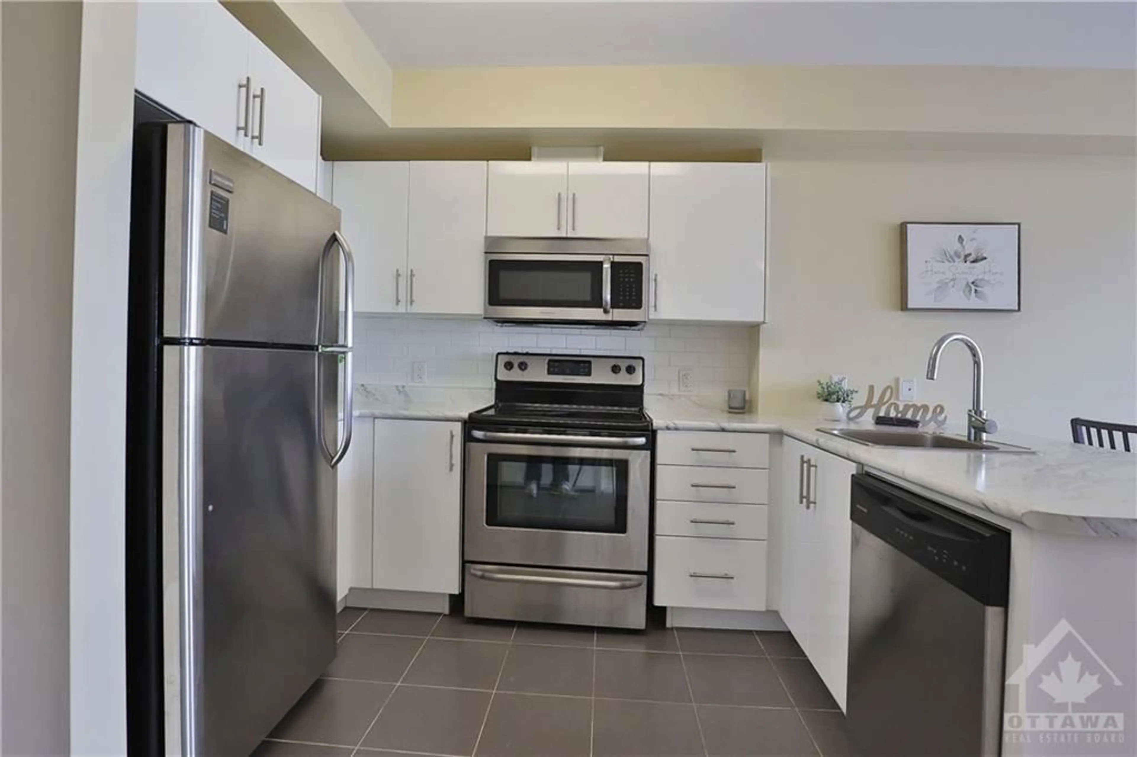 Standard kitchen for 195 BESSERER St #1203, Ottawa Ontario K1N 0B6