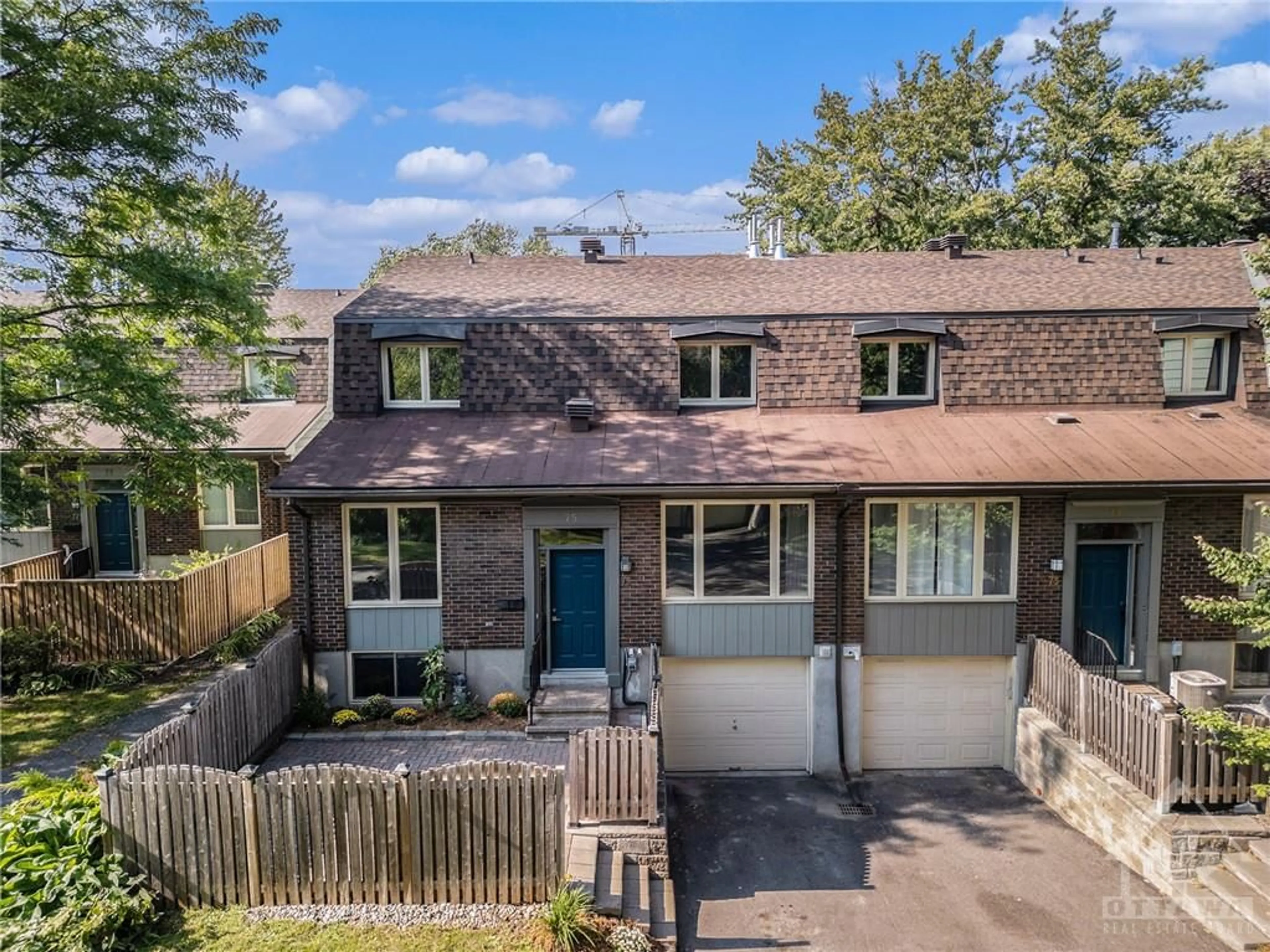 Frontside or backside of a home for 75 SANDWALK Pvt, Ottawa Ontario K1V 1M6