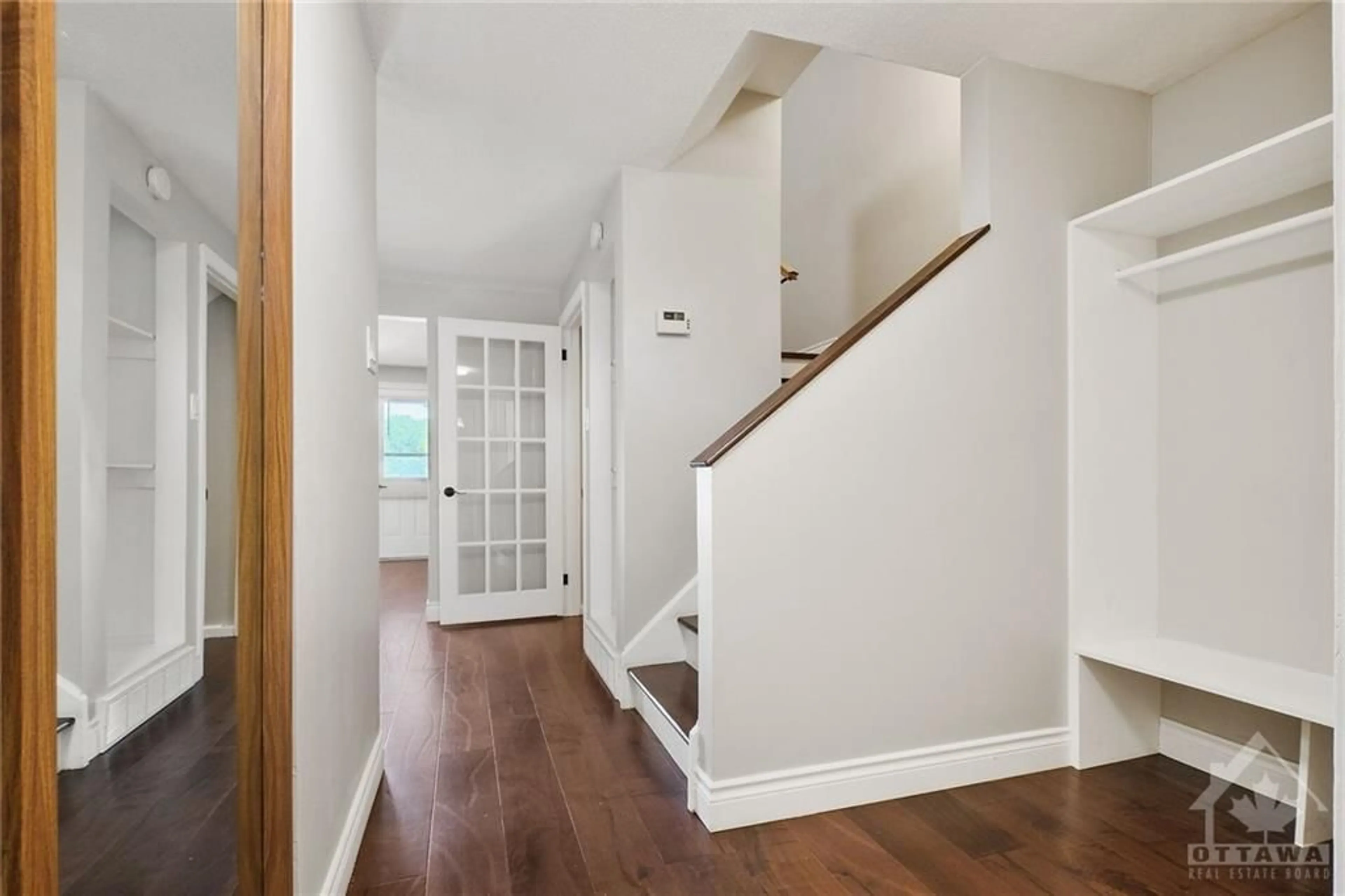 Indoor entryway for 907 ELMSMERE Rd #A, Ottawa Ontario K1J 8G4