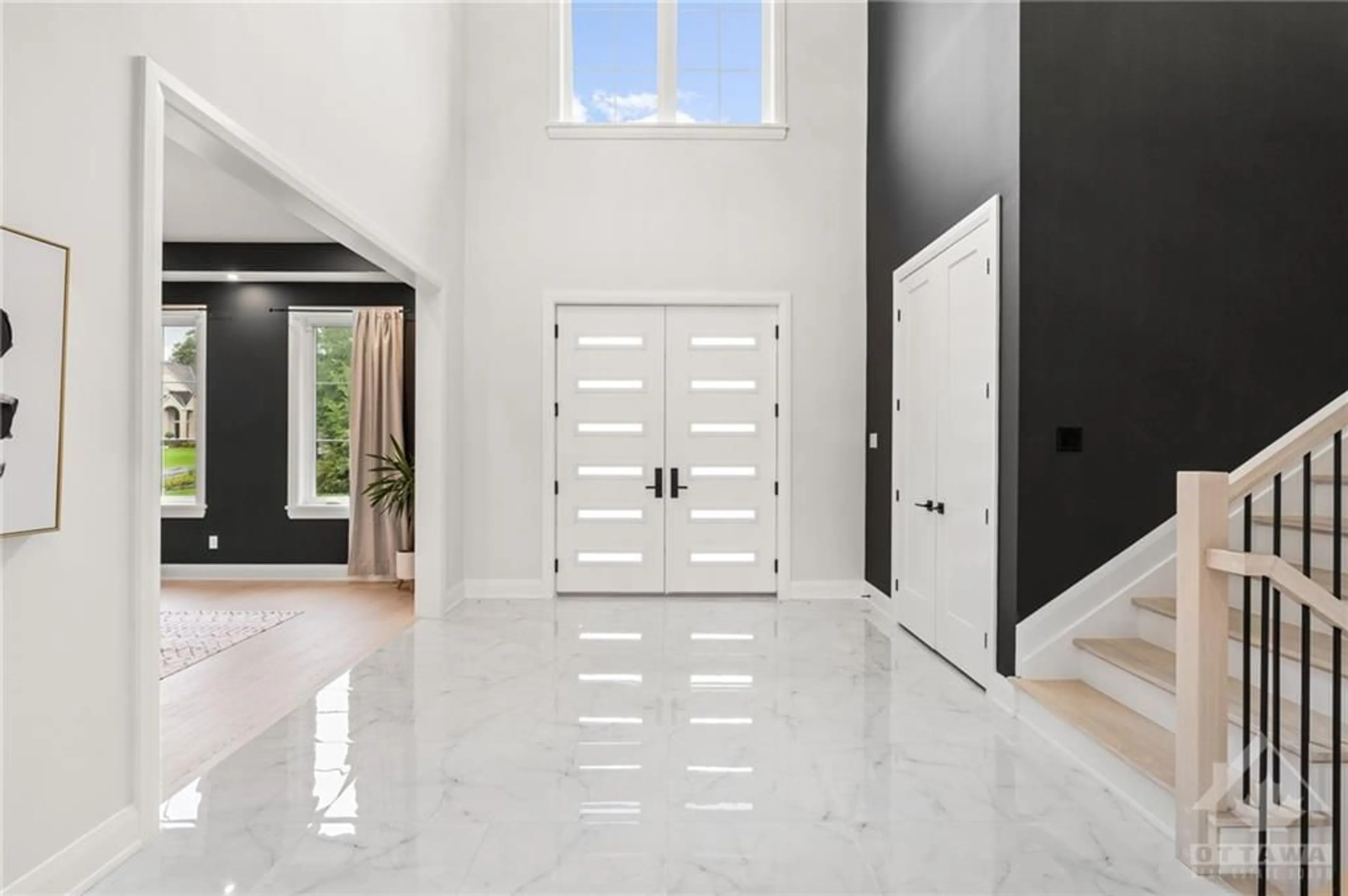 Indoor entryway, ceramic floors for 5817 RED CASTLE Ridge, Manotick Ontario K4M 0A4