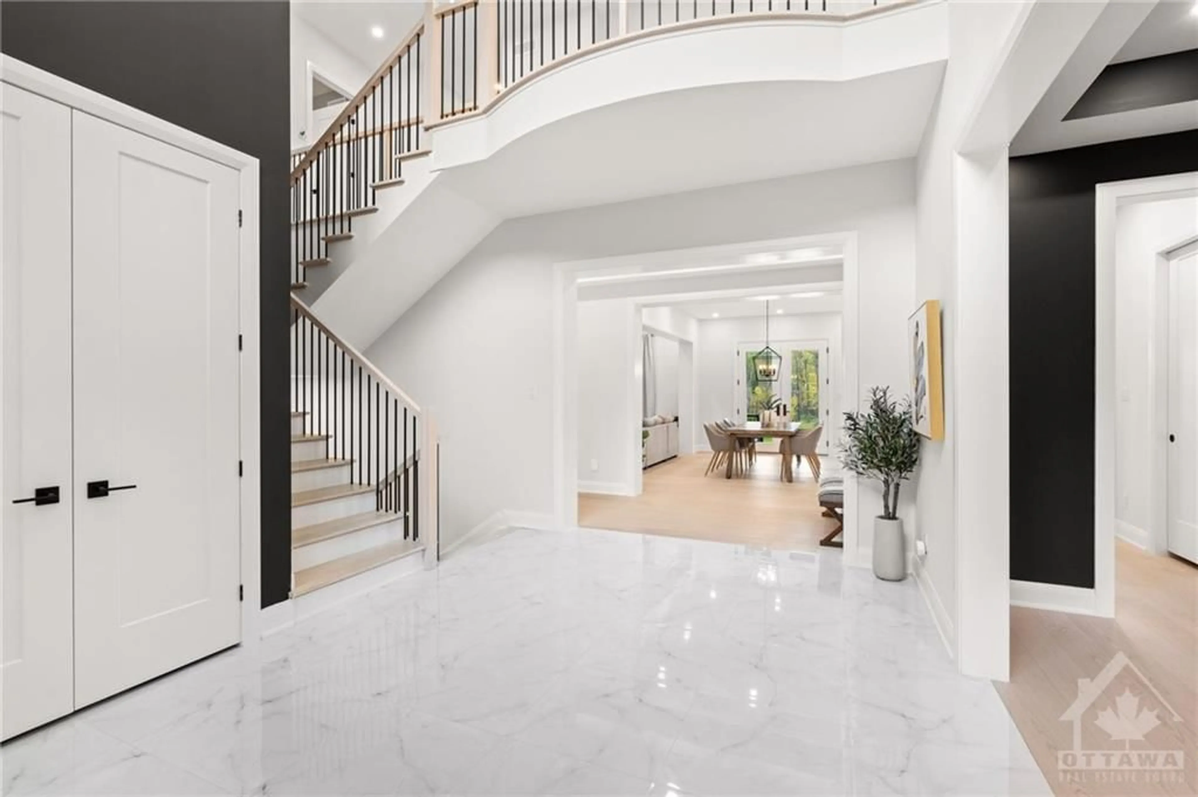 Indoor foyer, ceramic floors for 5817 RED CASTLE Ridge, Manotick Ontario K4M 0A4