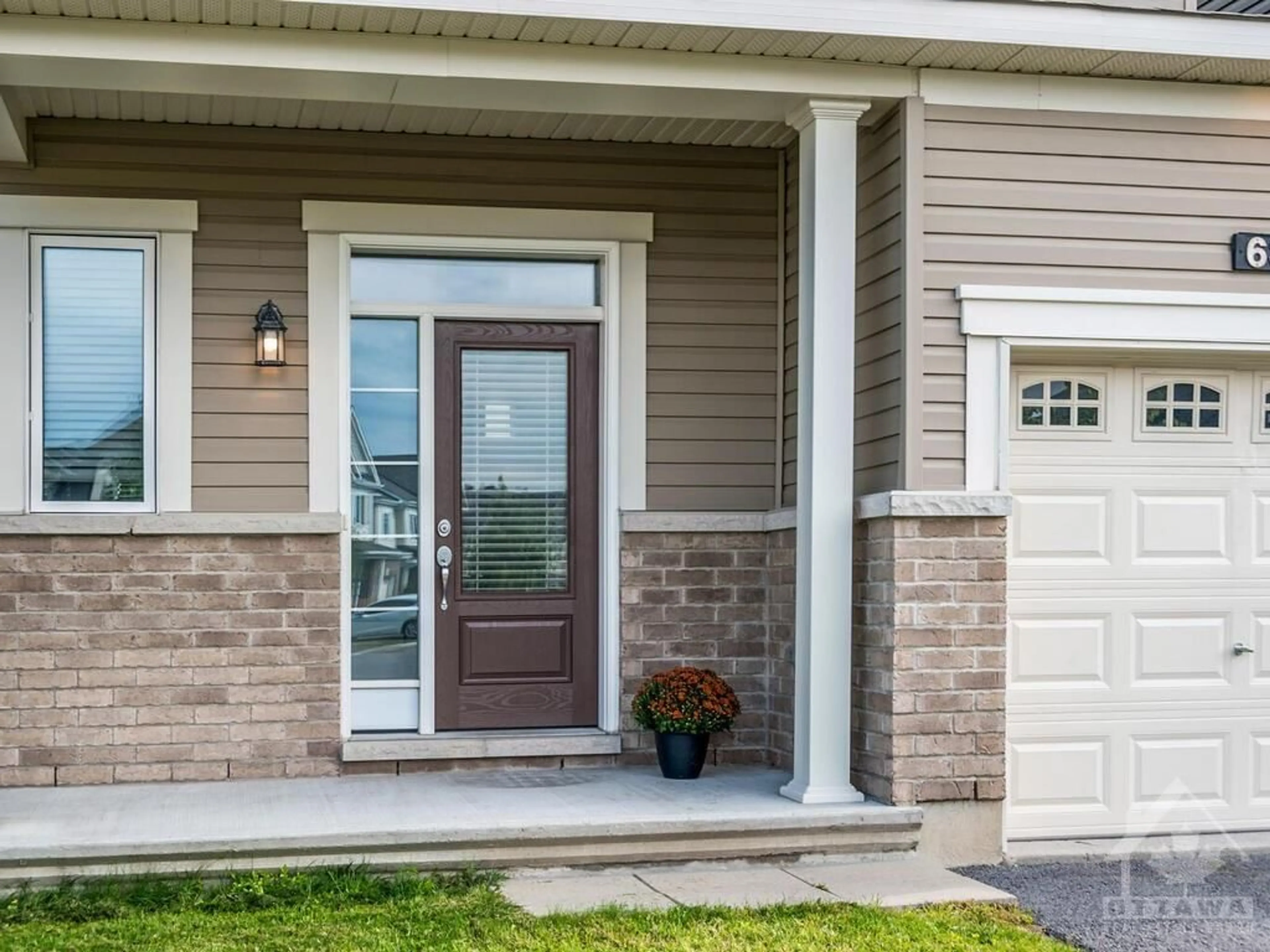 Indoor entryway, wood floors for 633 GERANIUM Walk, Stittsville Ontario K2S 2J3