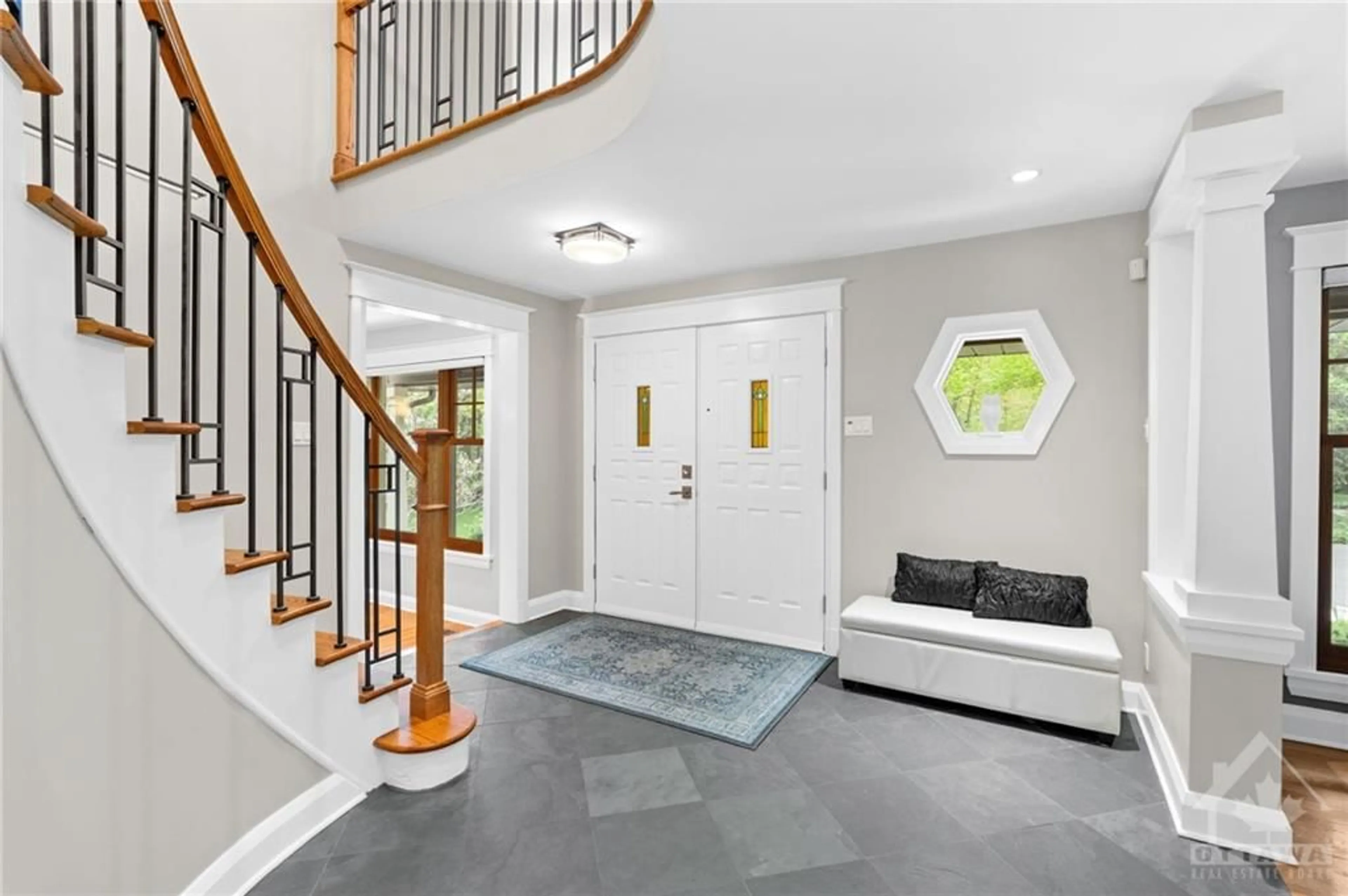 Indoor entryway, wood floors for 5527 CEDAR Dr, Manotick Ontario K4M 1B4