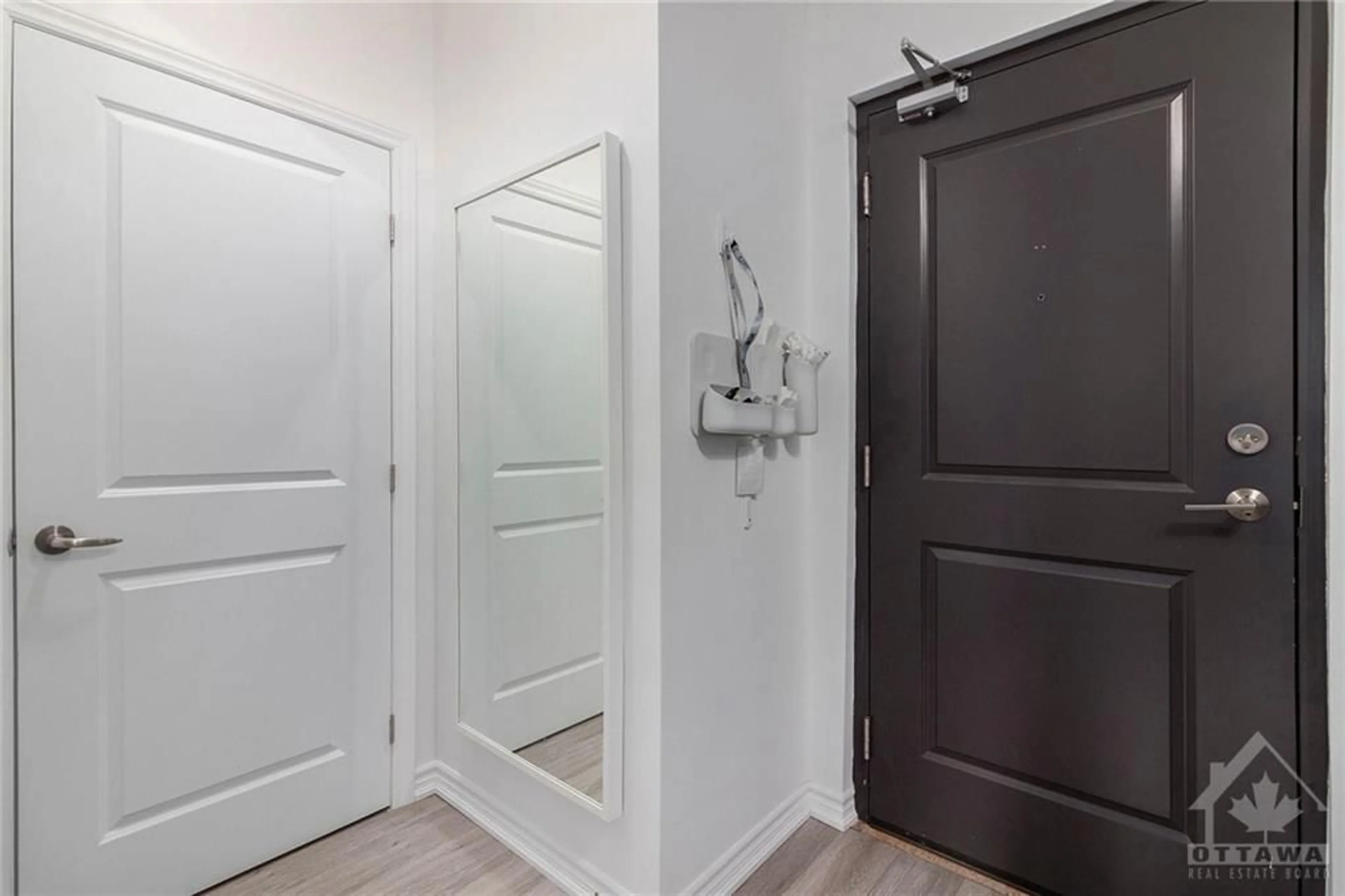 Indoor entryway for 429 KENT St #116, Ottawa Ontario K2P 1B5