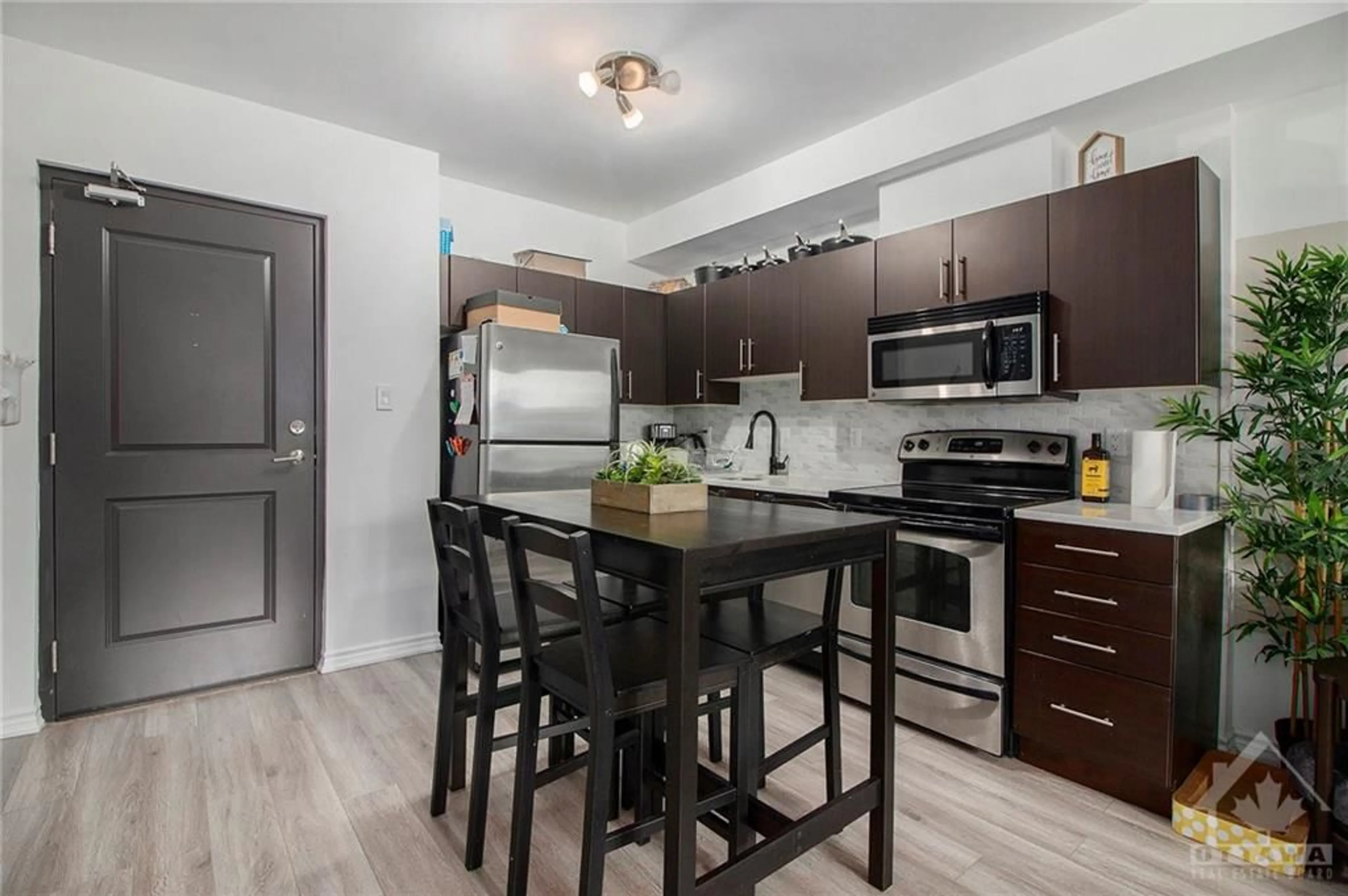 Open concept kitchen for 429 KENT St #116, Ottawa Ontario K2P 1B5