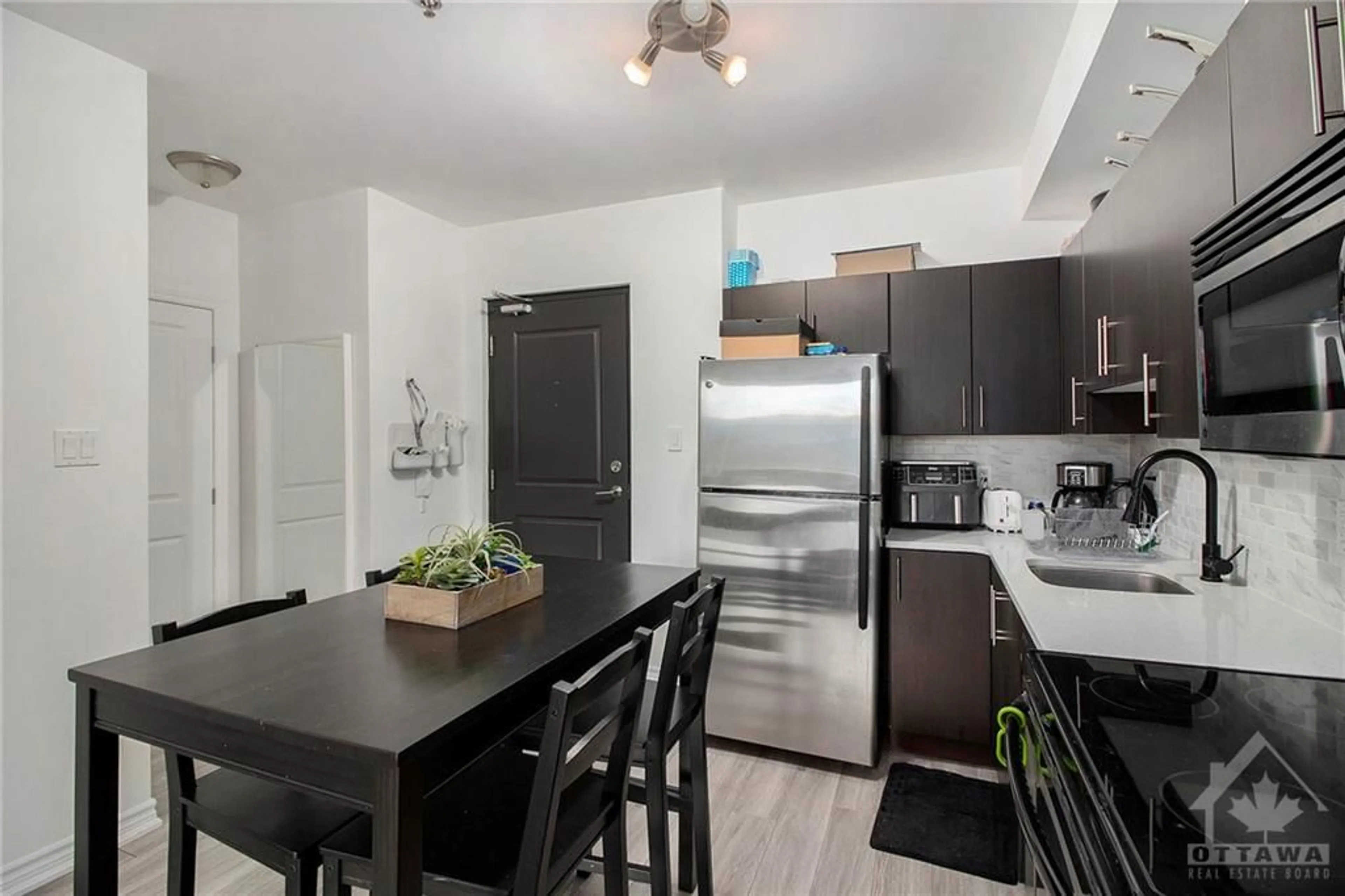 Open concept kitchen for 429 KENT St #116, Ottawa Ontario K2P 1B5