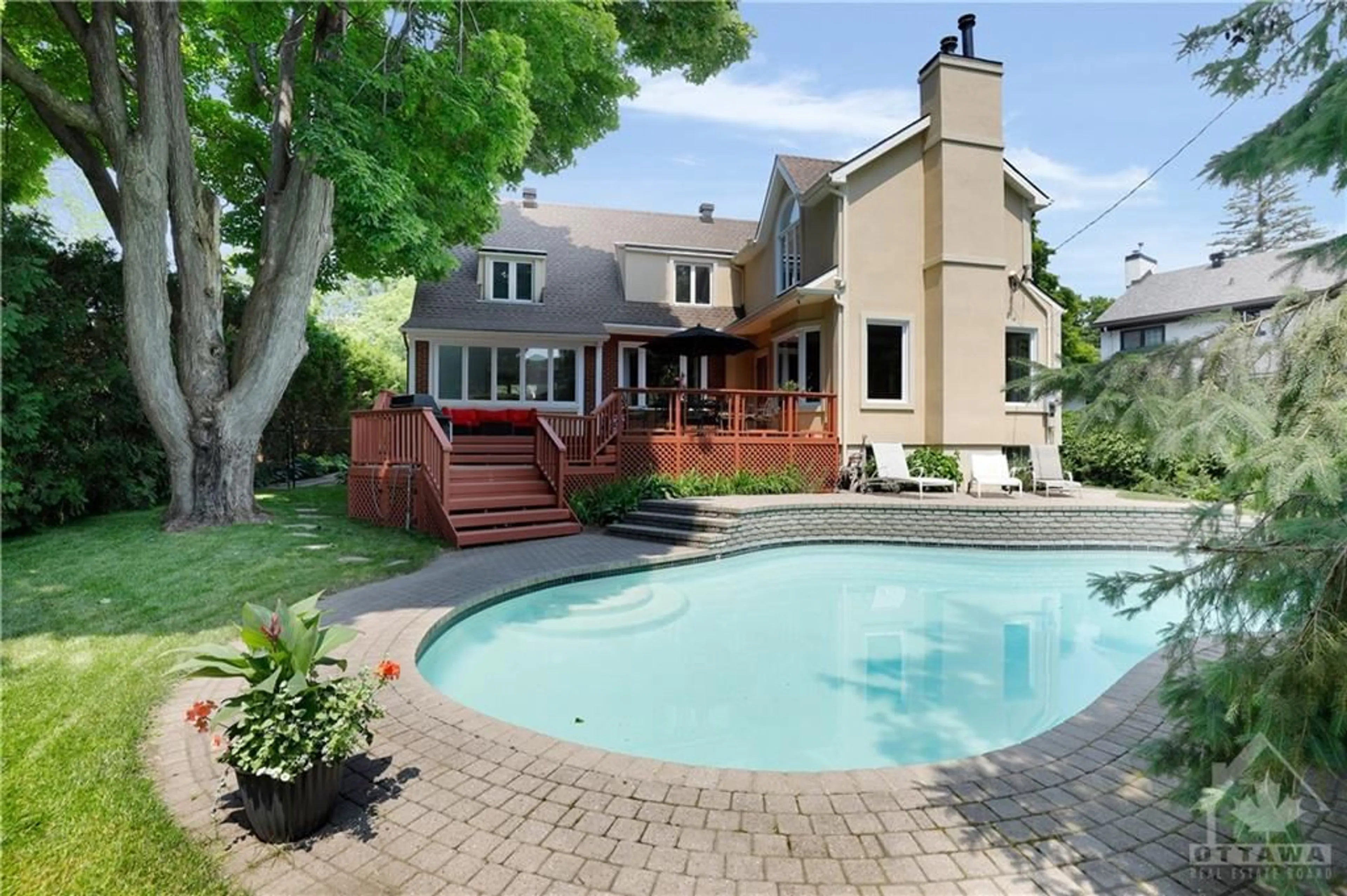 Indoor or outdoor pool for 388 MARIPOSA Ave, Ottawa Ontario K1M 0S9