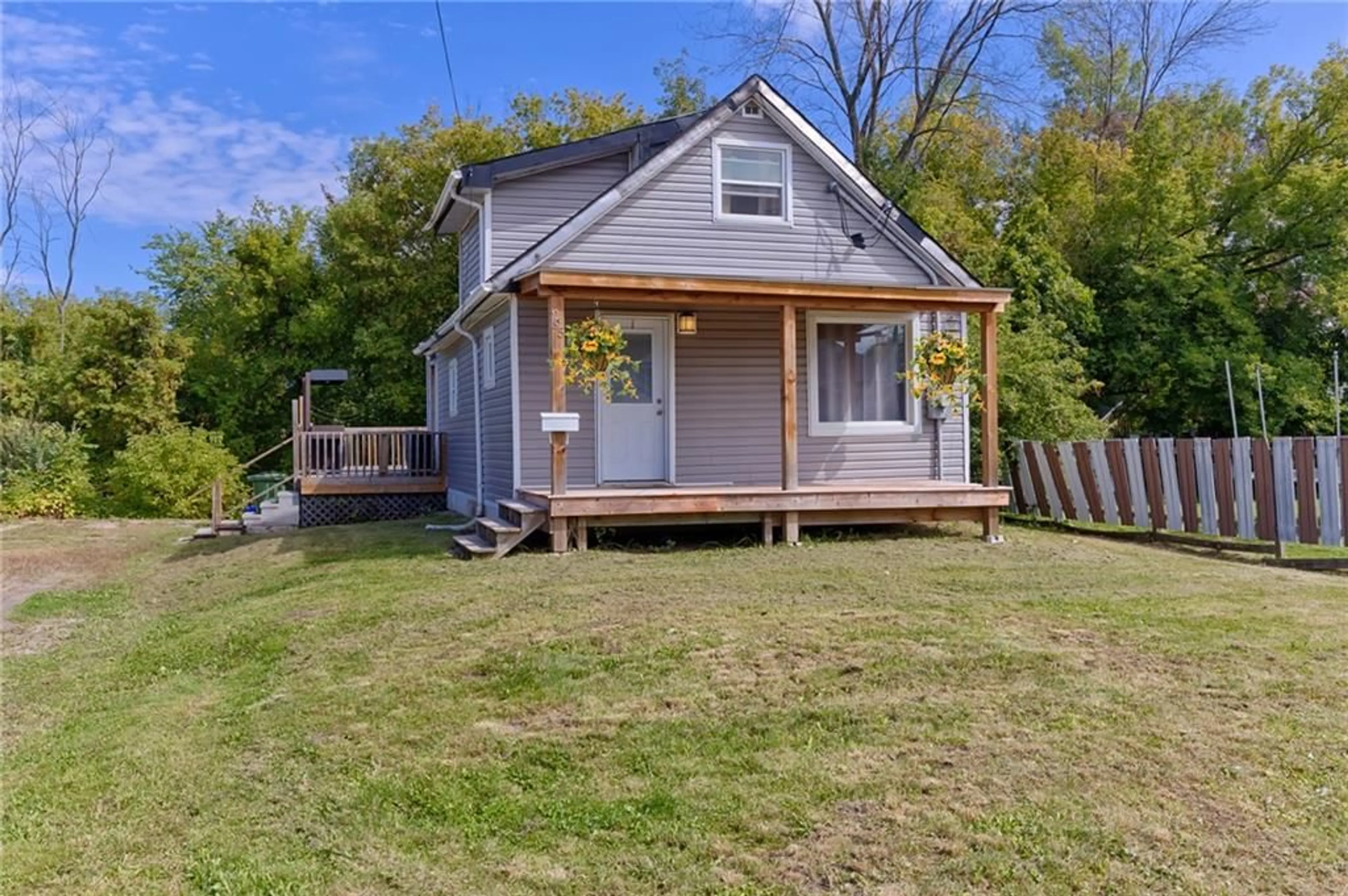 Cottage for 295 JULIEN St, Pembroke Ontario K8A 3P6