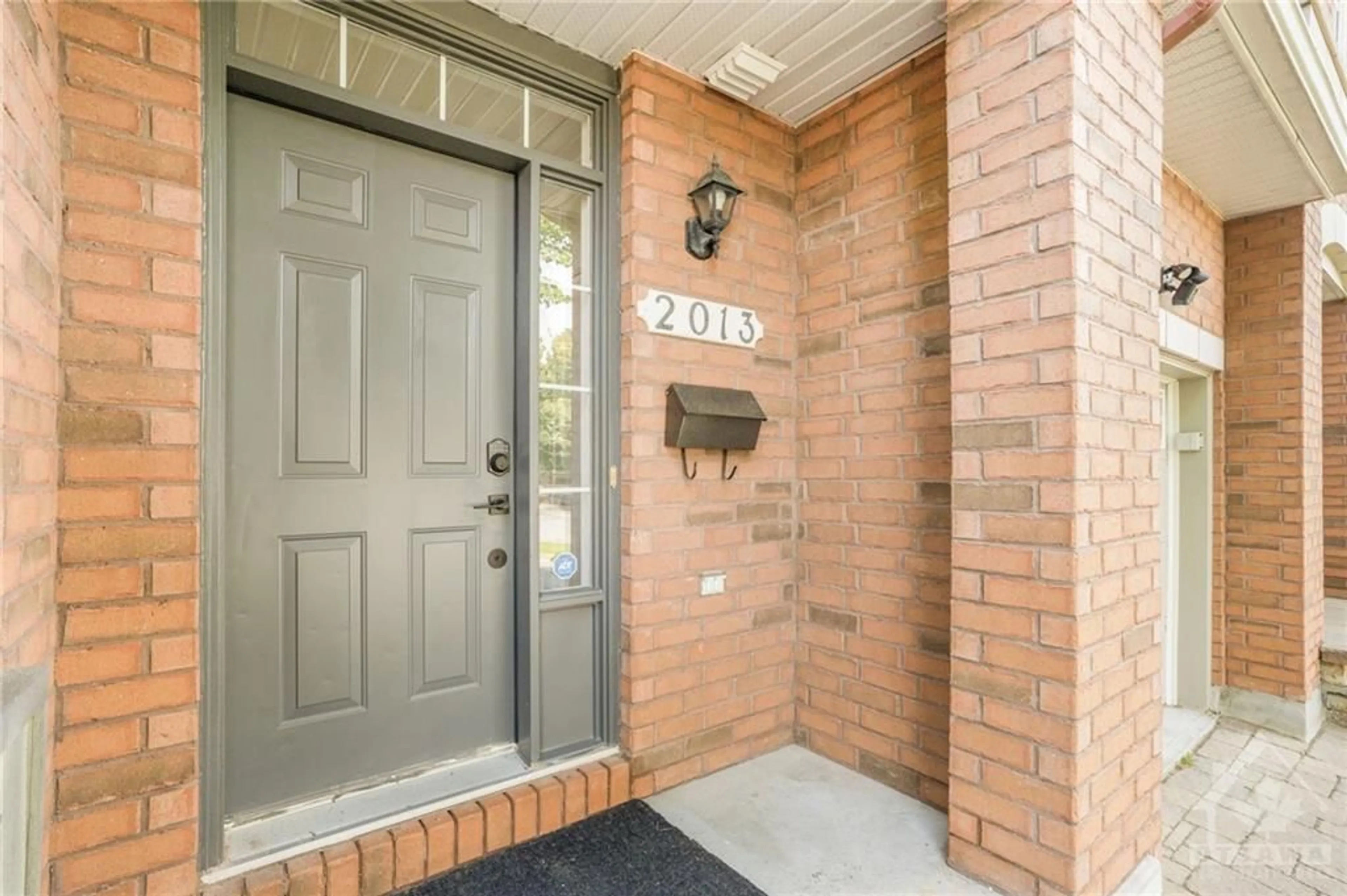 Indoor entryway for 2013 AZALEA Lane, Ottawa Ontario K4A 4R5