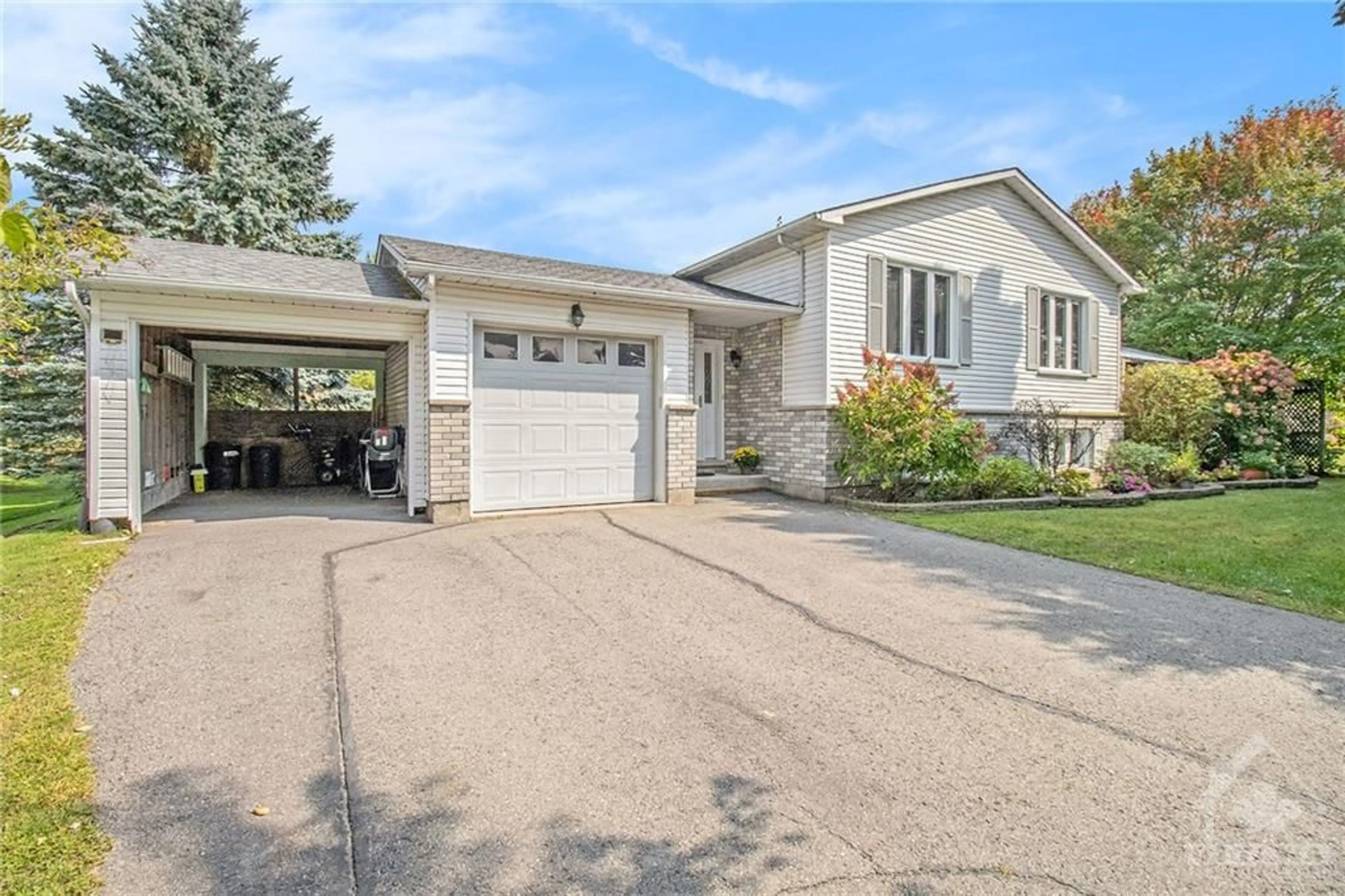 Frontside or backside of a home, the street view for 3008 GEORGIAN St, South Mountain Ontario K0E 1W0