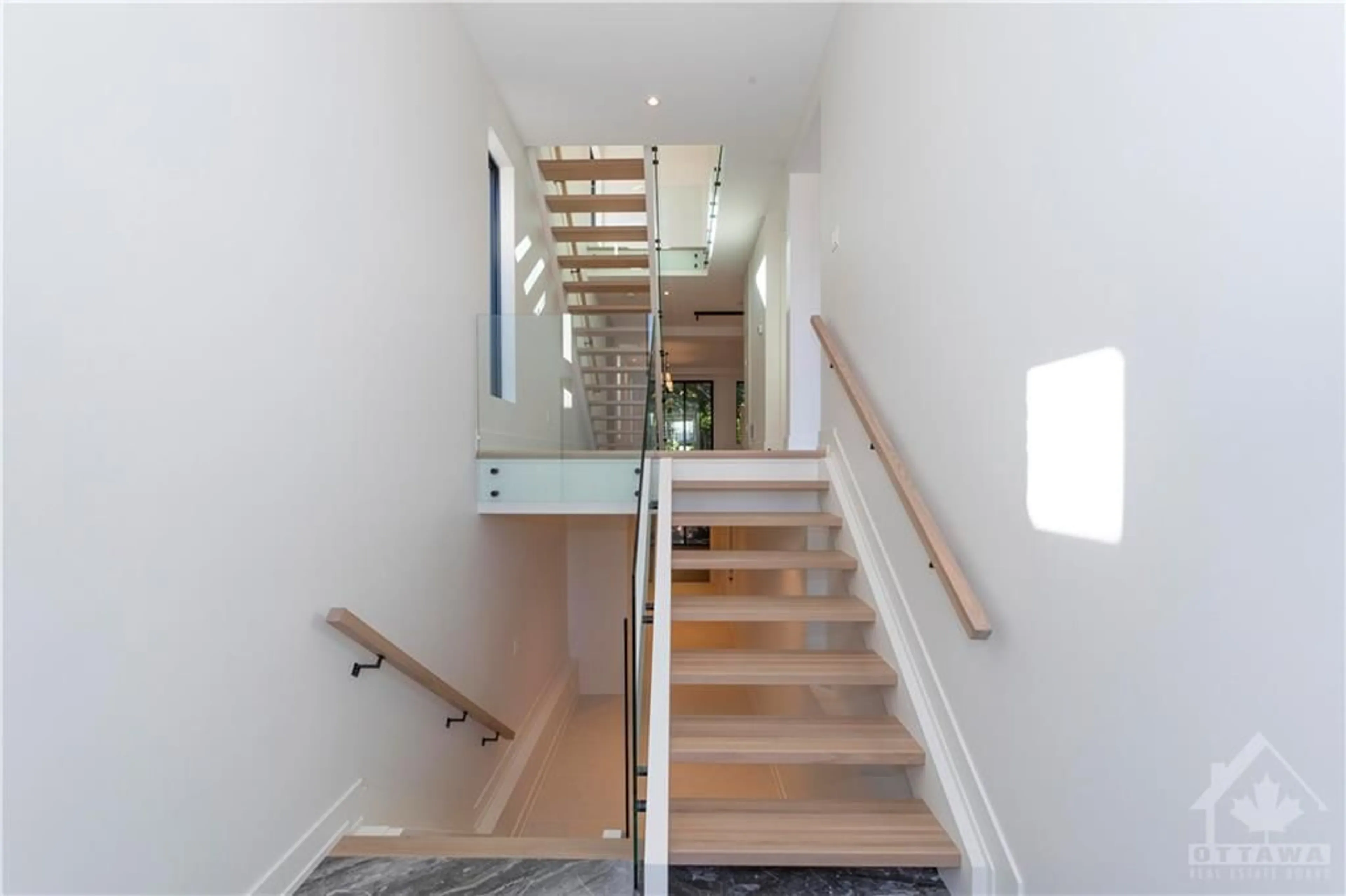 Stairs for 304 SELBY Ave, Ottawa Ontario K1Z 6R1