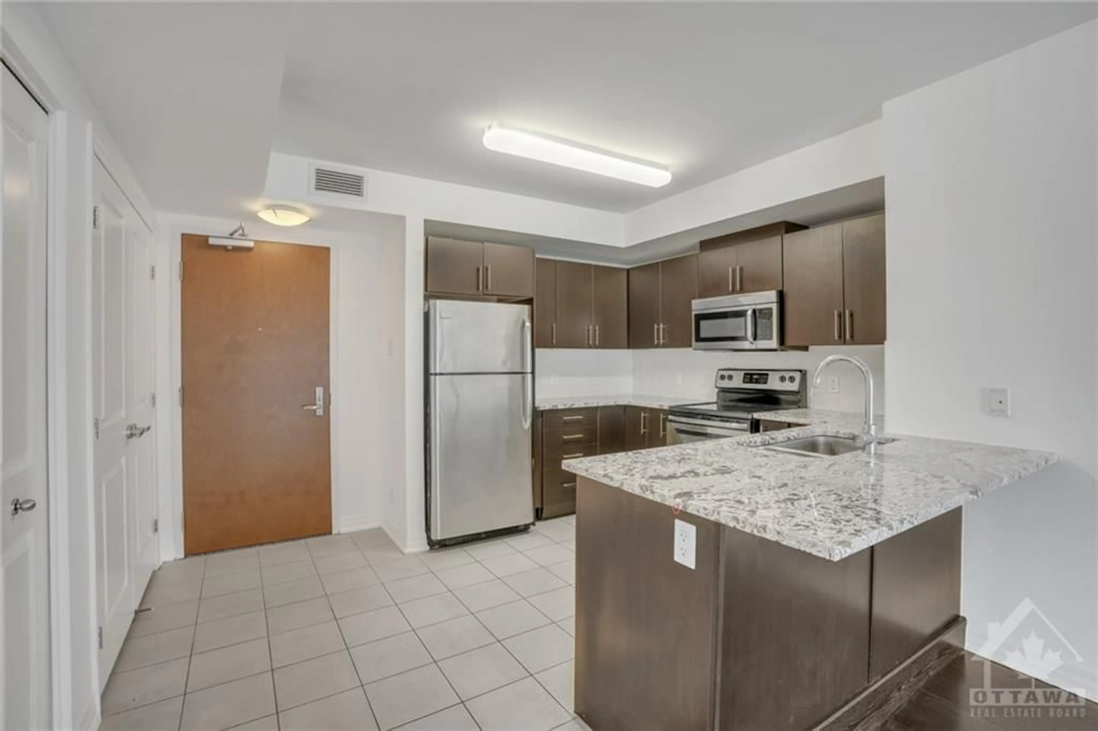 Standard kitchen, not visible floor, cottage for 242 RIDEAU St #802, Ottawa Ontario K1N 0B7