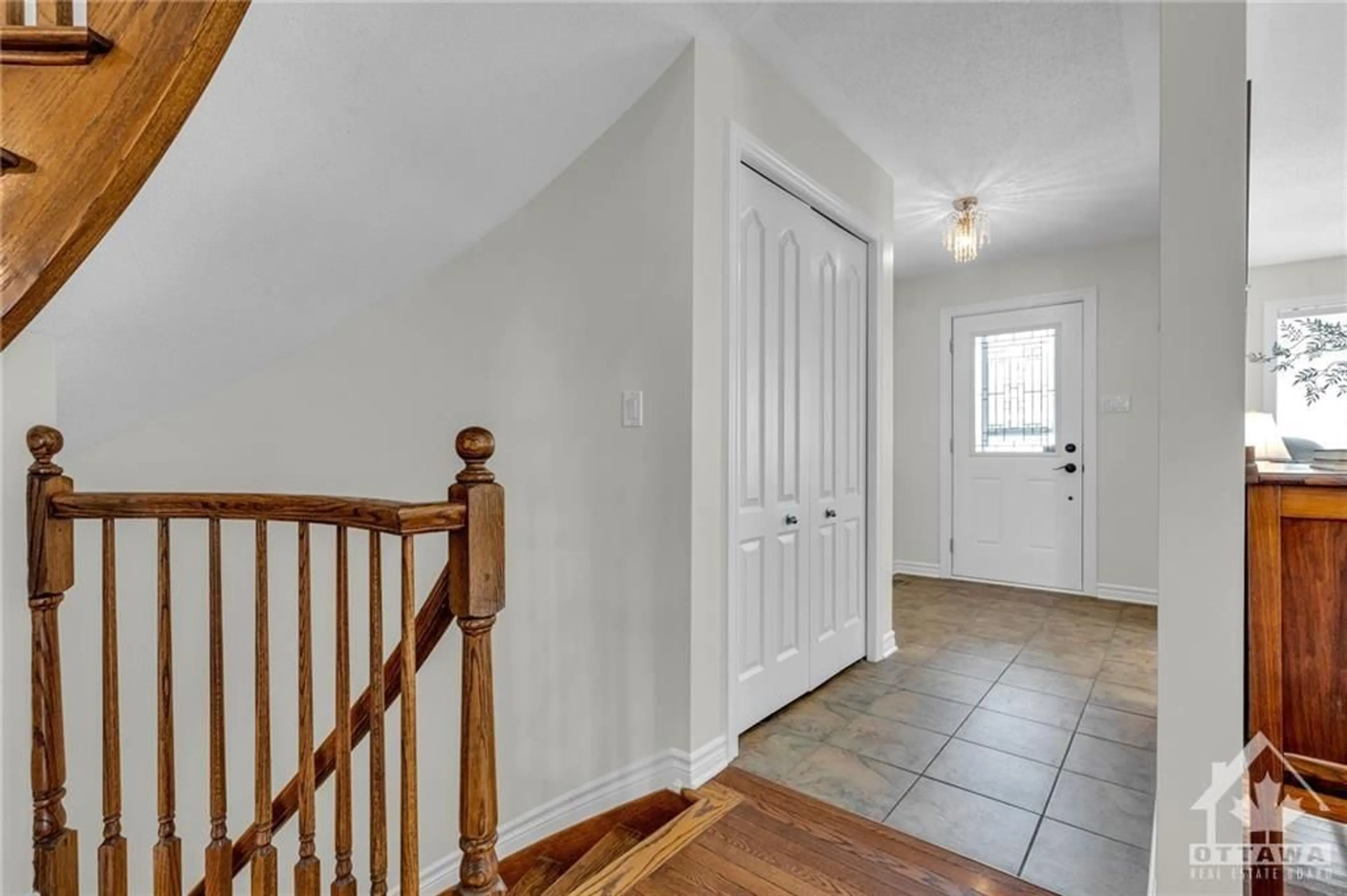 Indoor entryway, wood floors for 661 NETLEY Cir, Ottawa Ontario K1T 0A4