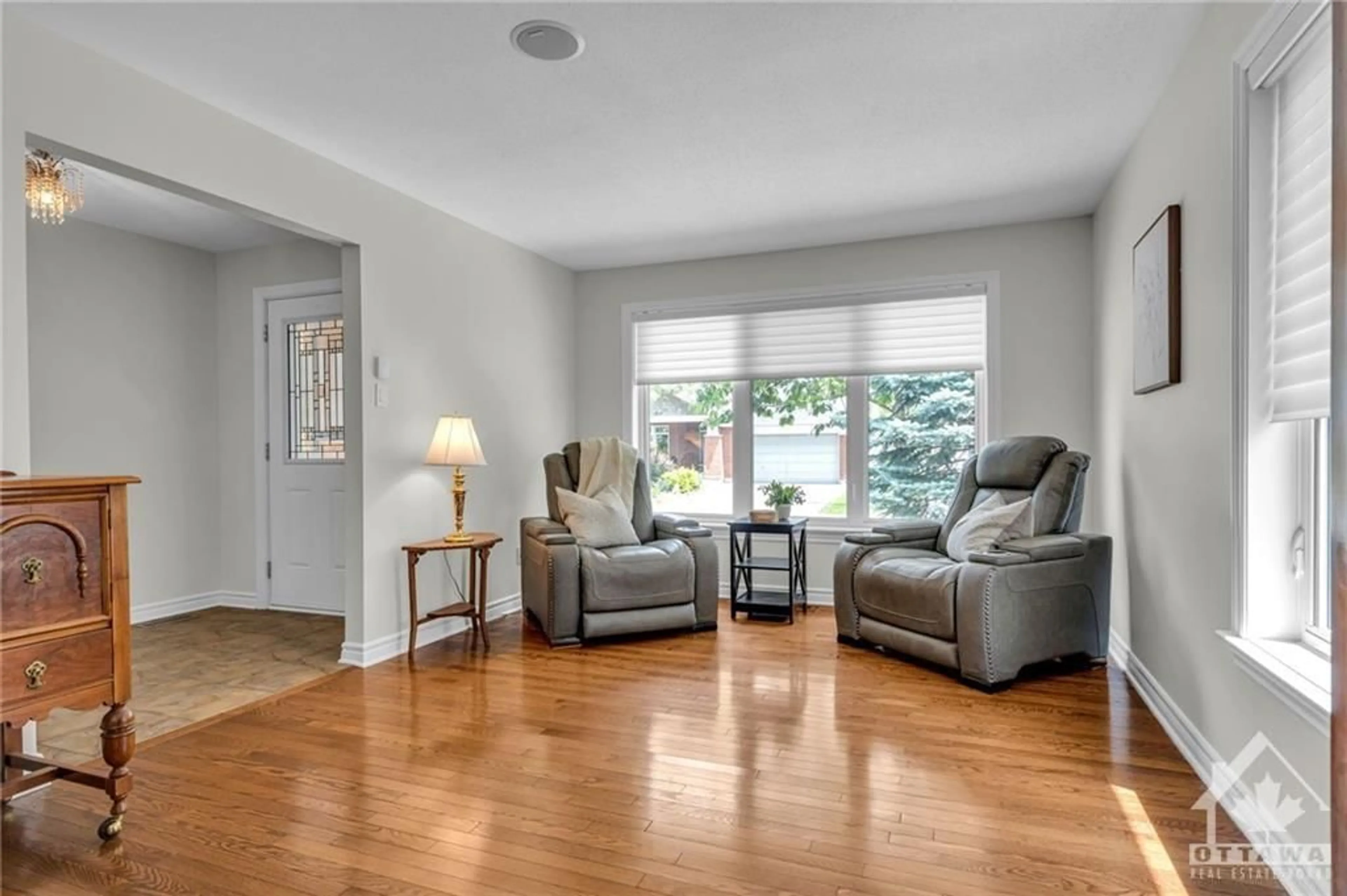 Living room, wood floors for 661 NETLEY Cir, Ottawa Ontario K1T 0A4