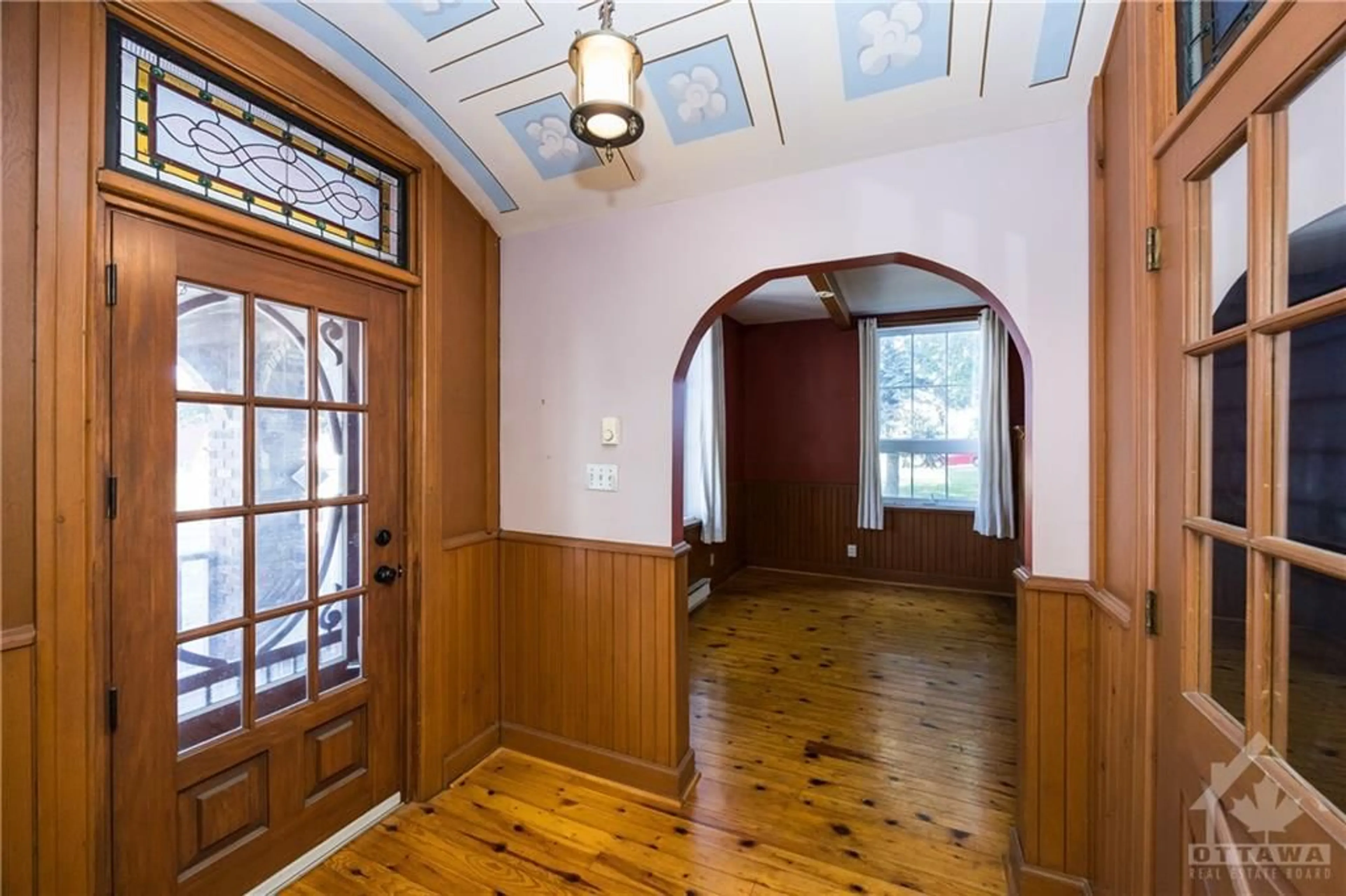 Indoor entryway, wood floors for 6172 PERTH St, Richmond Ontario K0A 2Z0