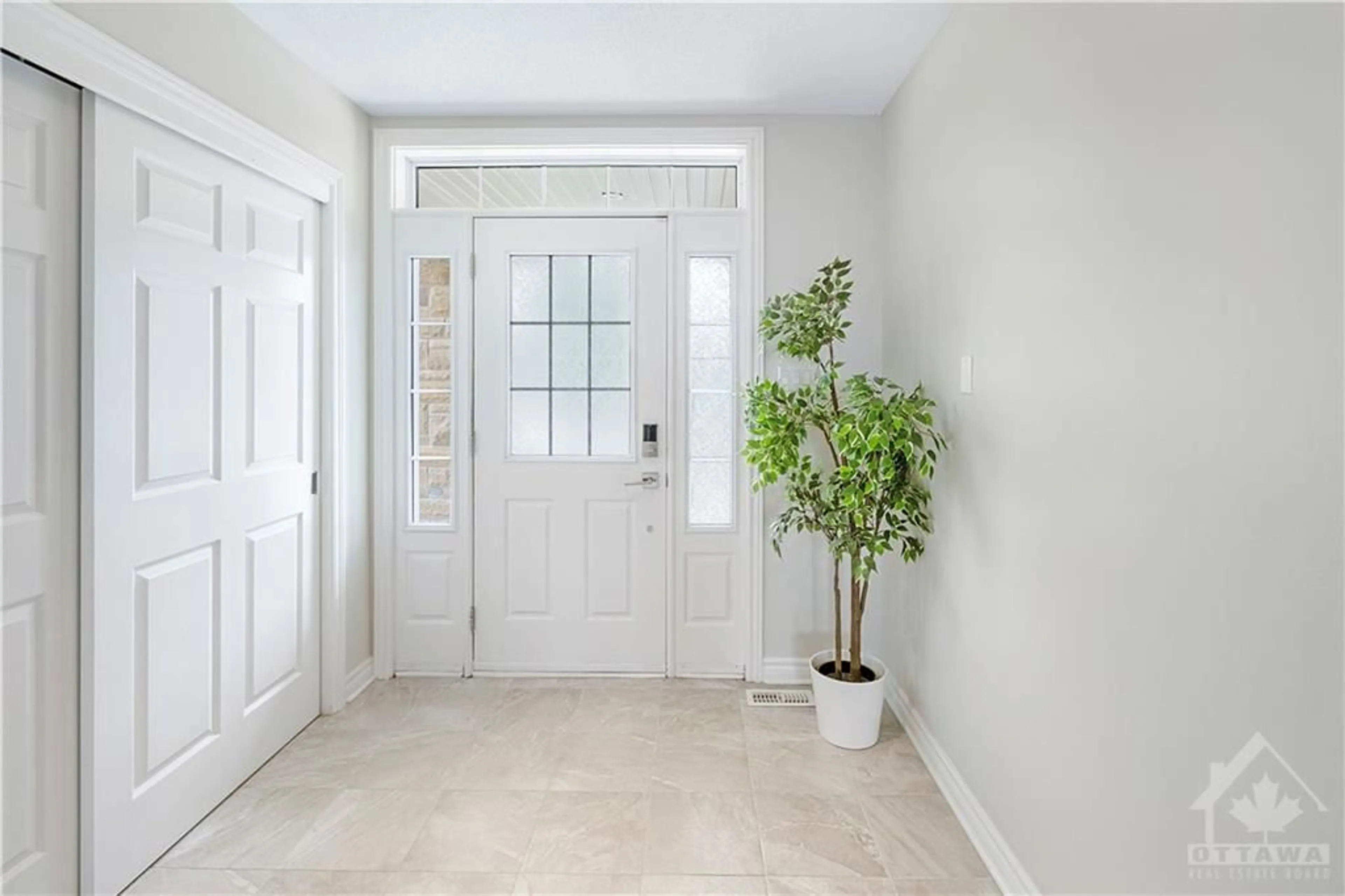 Indoor entryway for 147 PIAZZA Cir, Ottawa Ontario K2J 5N8