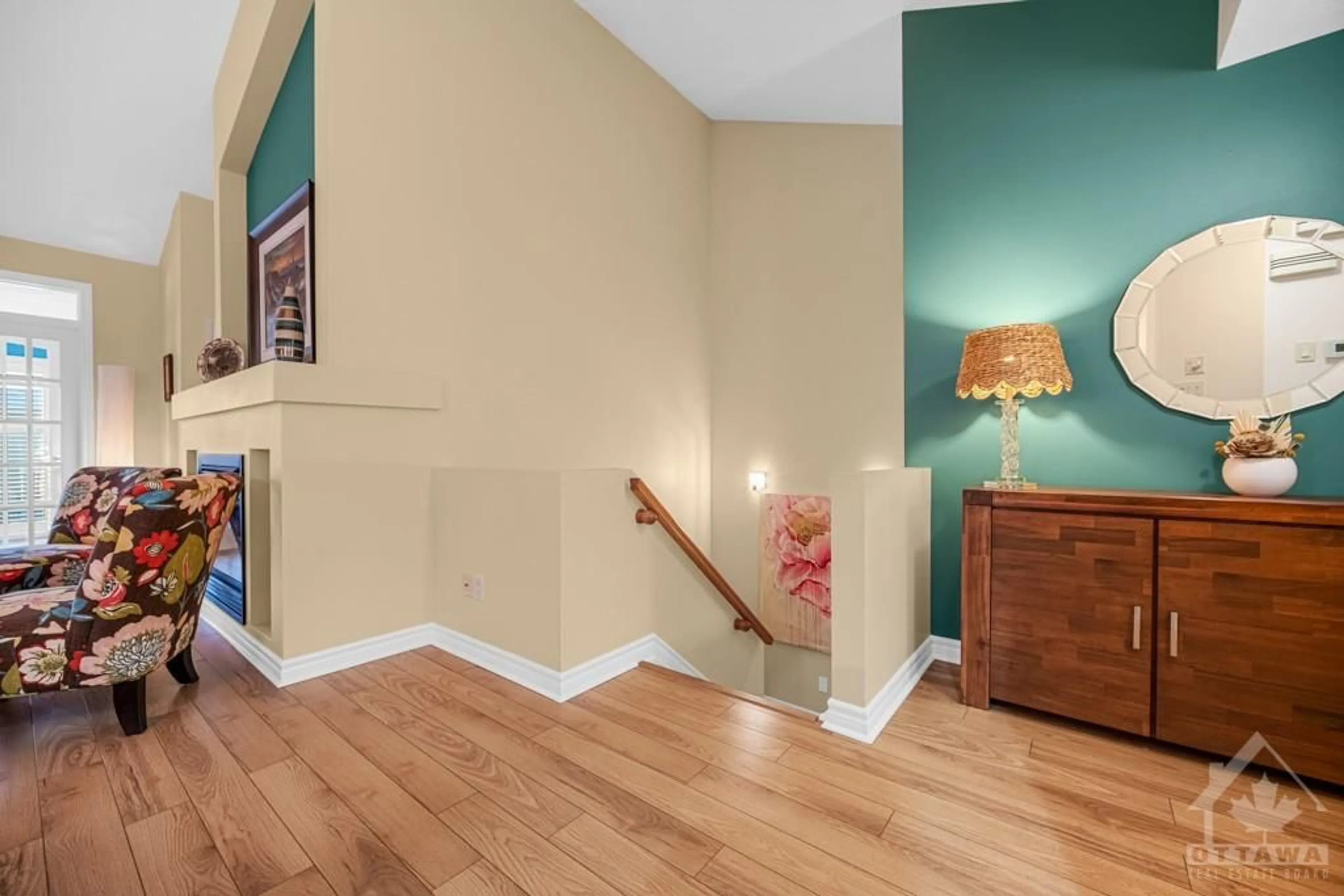 Indoor foyer, wood floors for 331 NESTLETON St, Ottawa Ontario K4A 0A6