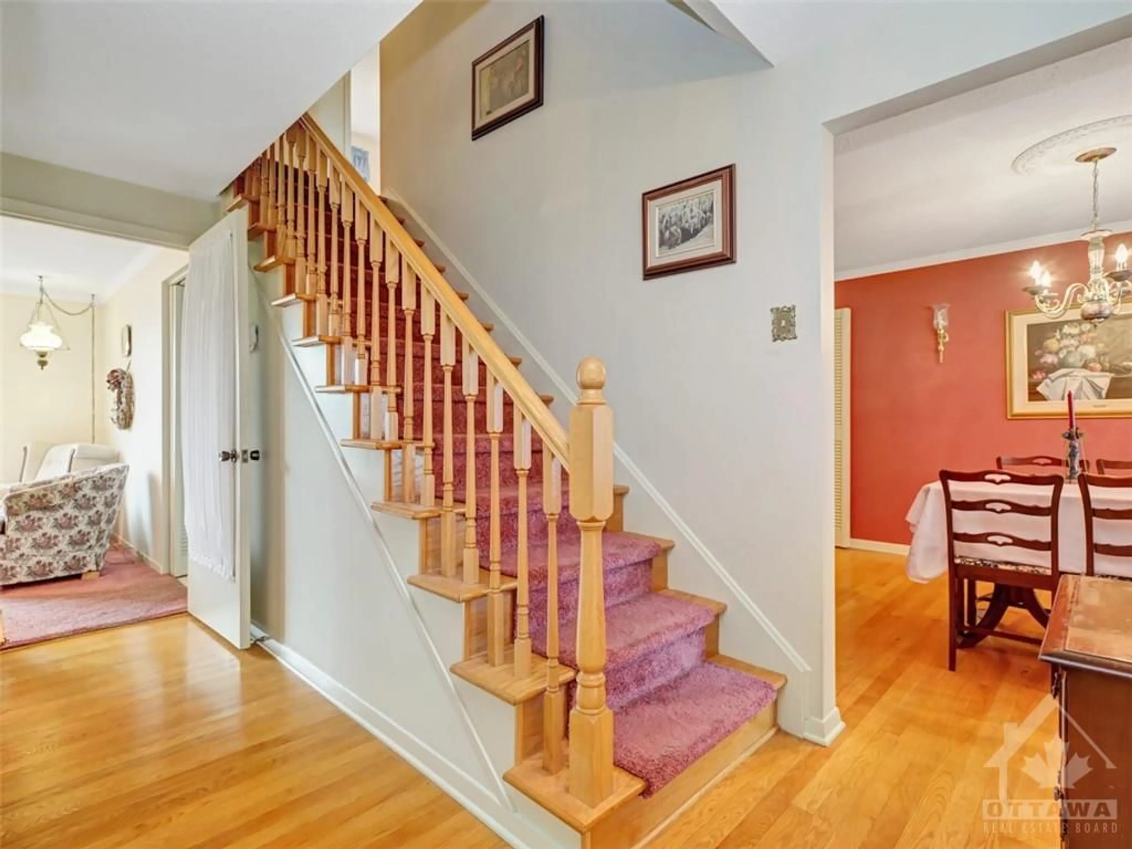 Stairs for 602 GLENHURST Cres, Ottawa Ontario K1J 7B7