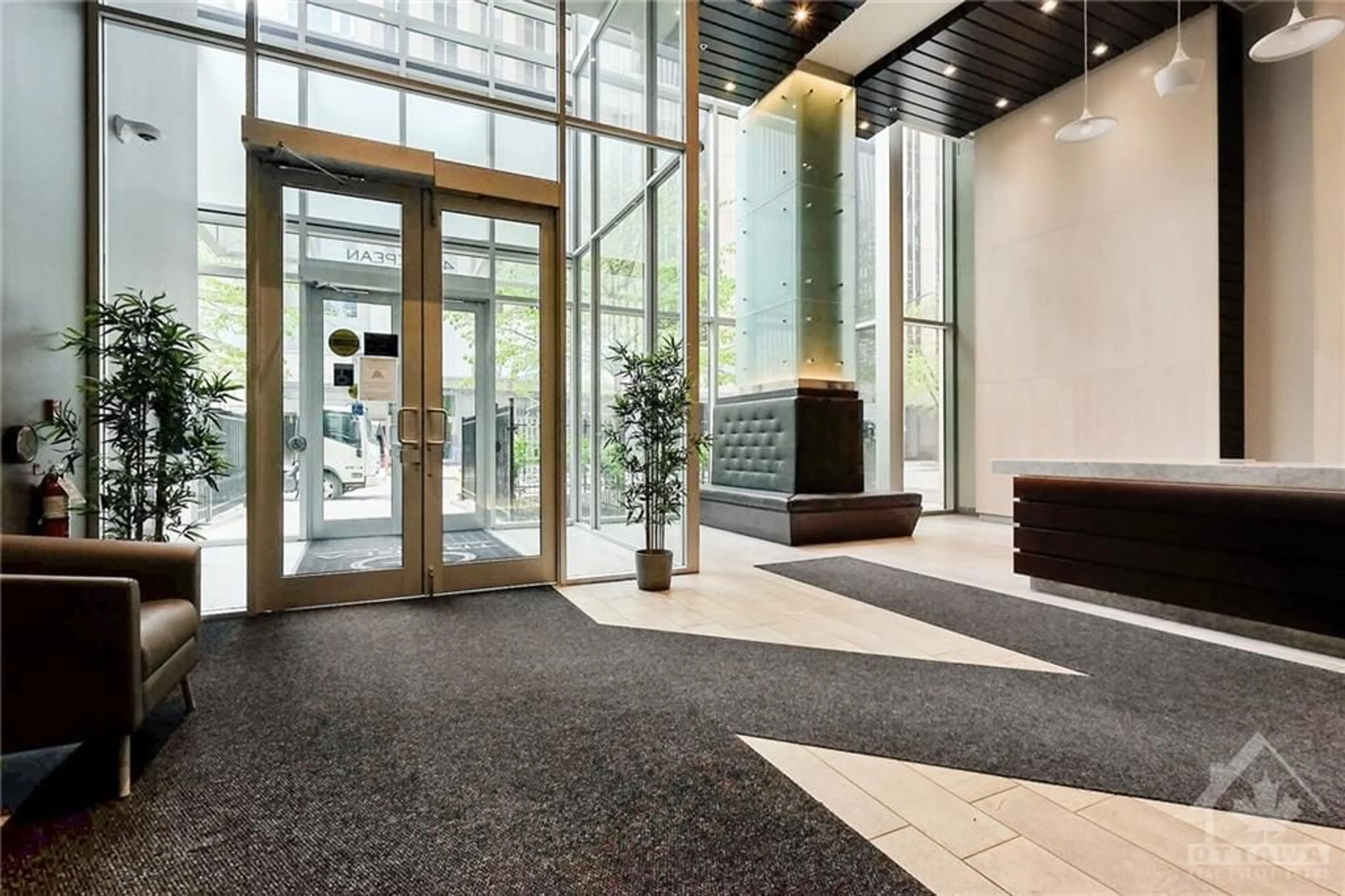 Indoor lobby, carpet floors for 40 NEPEAN St #601, Ottawa Ontario K2P 0X5