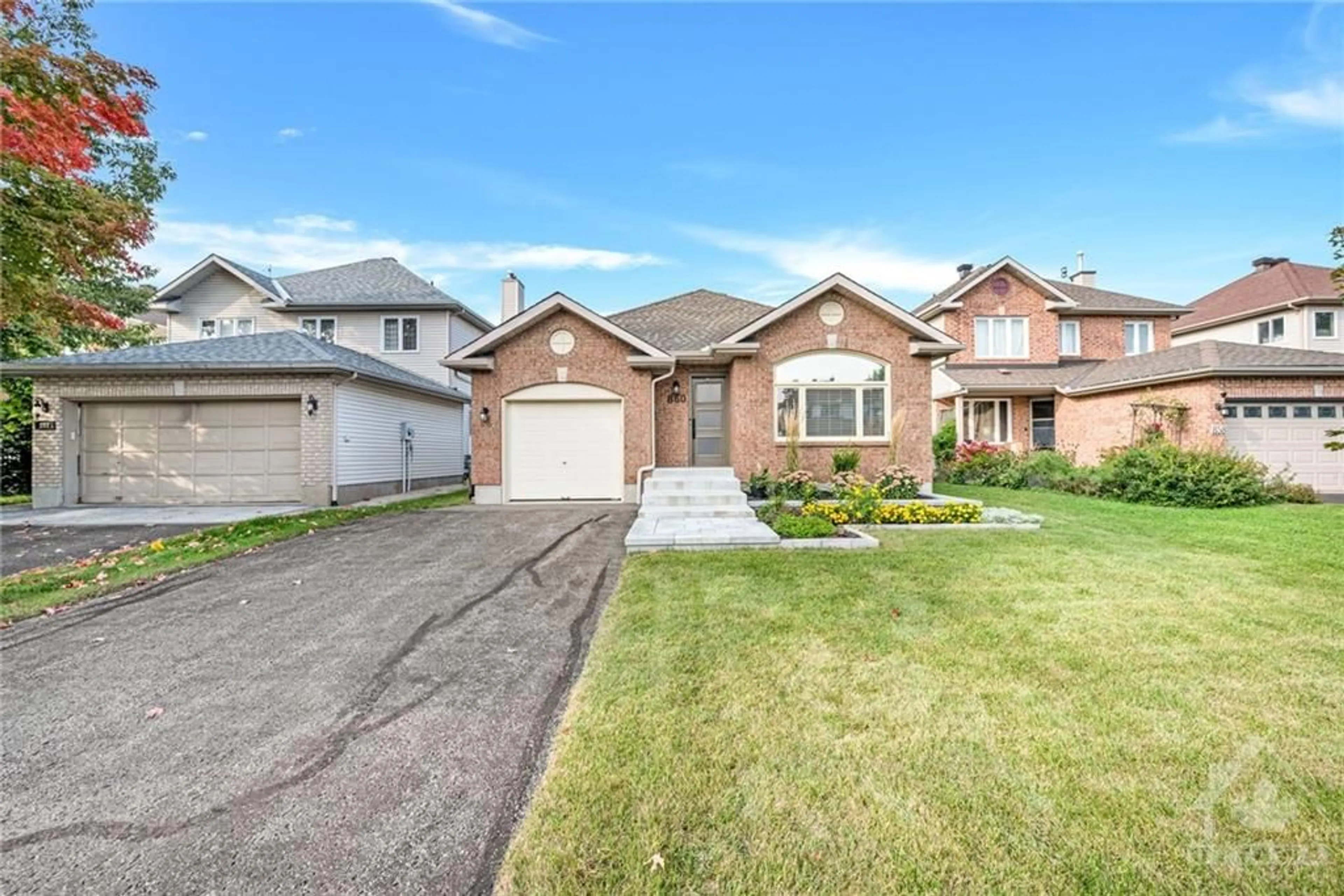 Frontside or backside of a home for 860 CLEARCREST Cres, Ottawa Ontario K4A 3G1