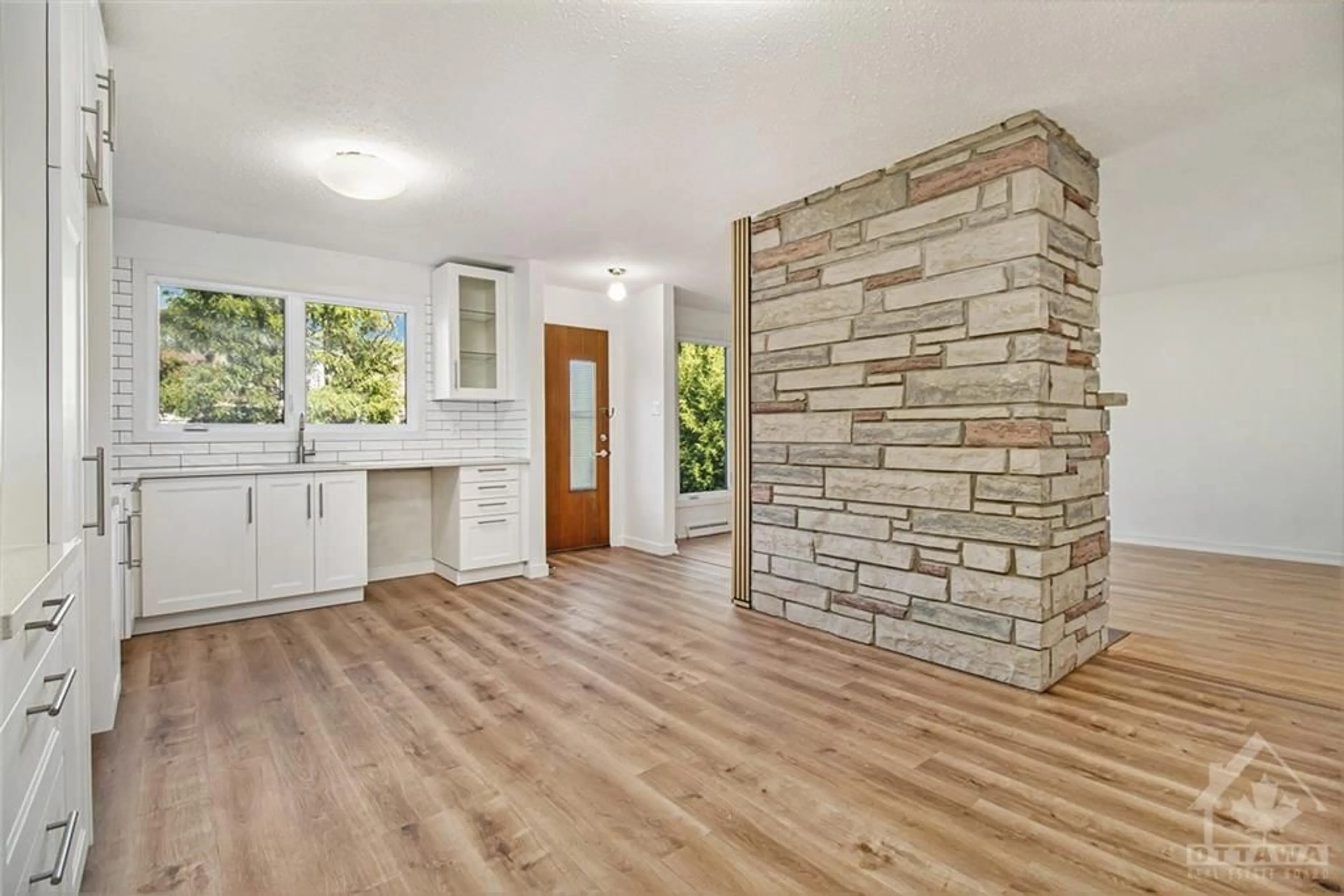 Indoor entryway, wood floors for 2180 AUDREY Ave, Ottawa Ontario K1G 1L2