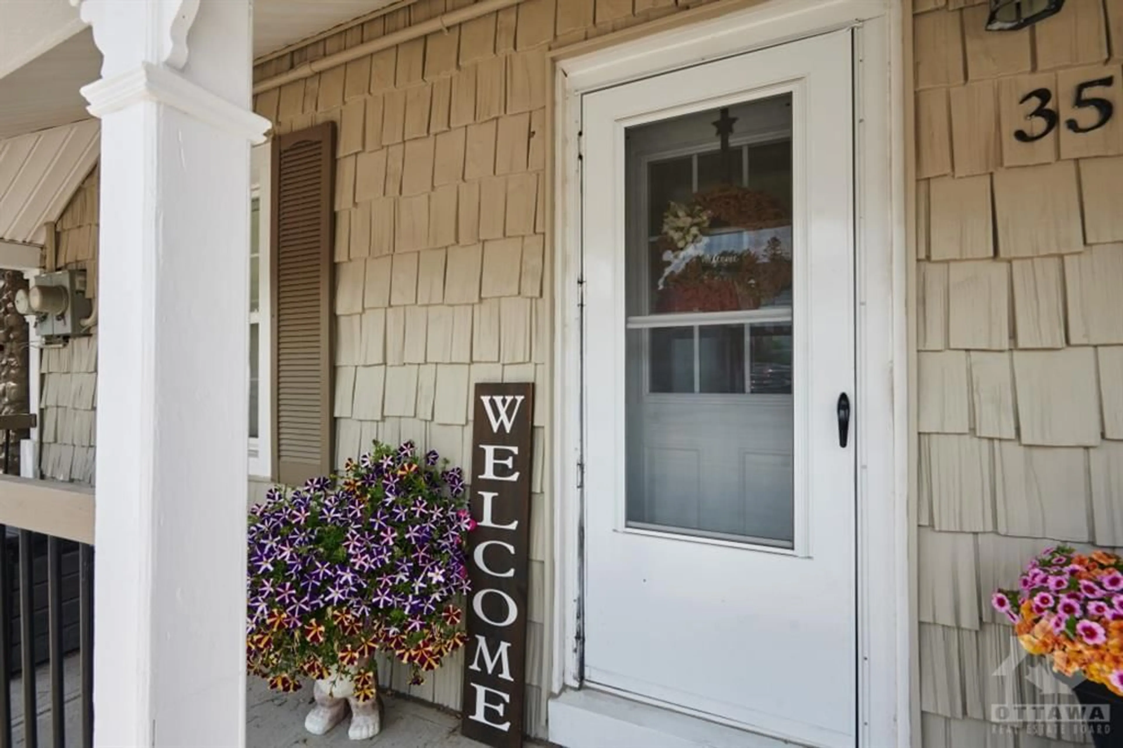 Indoor entryway, wood floors for 3506 MCBEAN St, Richmond Ontario K0A 2Z0