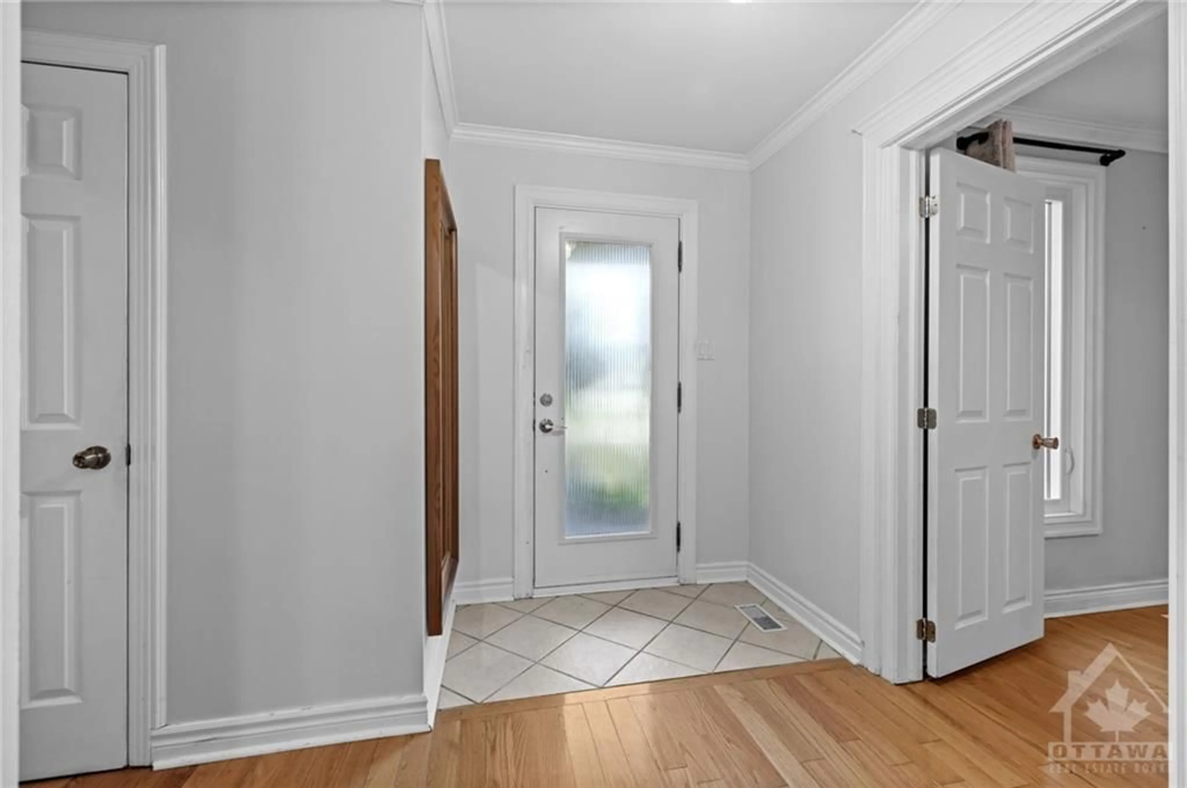 Indoor entryway, wood floors for 1317 PRESTONE Dr, Ottawa Ontario K1E 2Z2