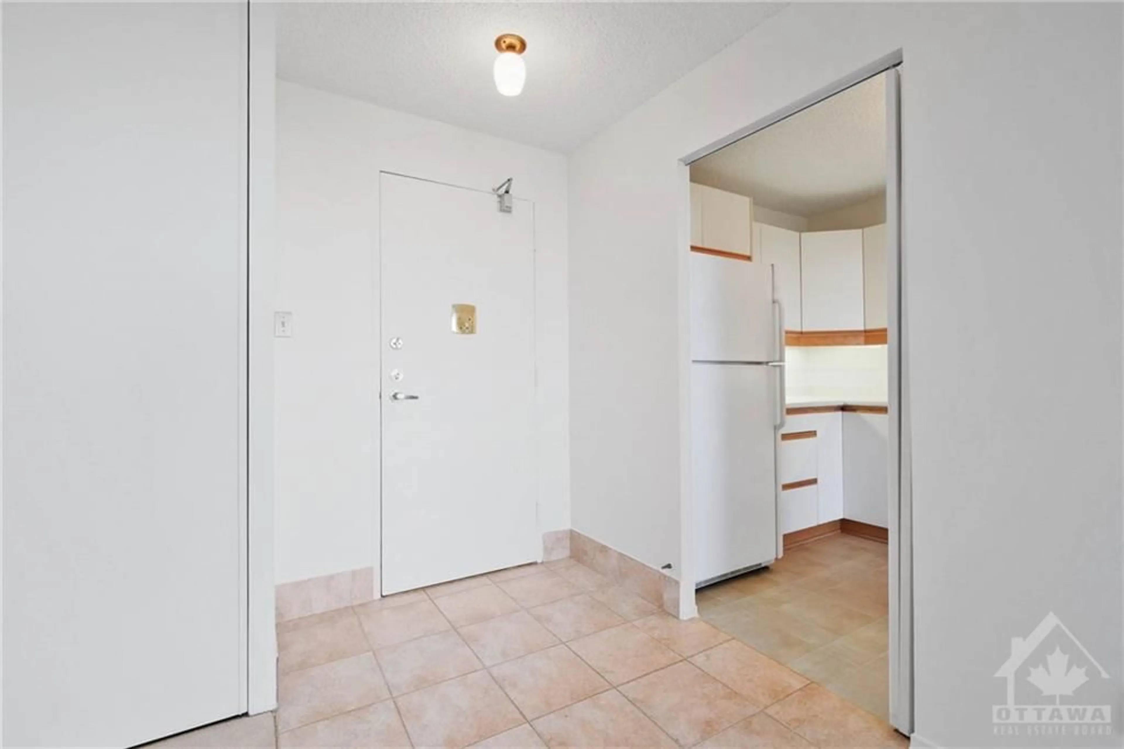 Standard kitchen, not visible floor, cottage for 665 BATHGATE Dr #1401, Ottawa Ontario K1K 3Y4