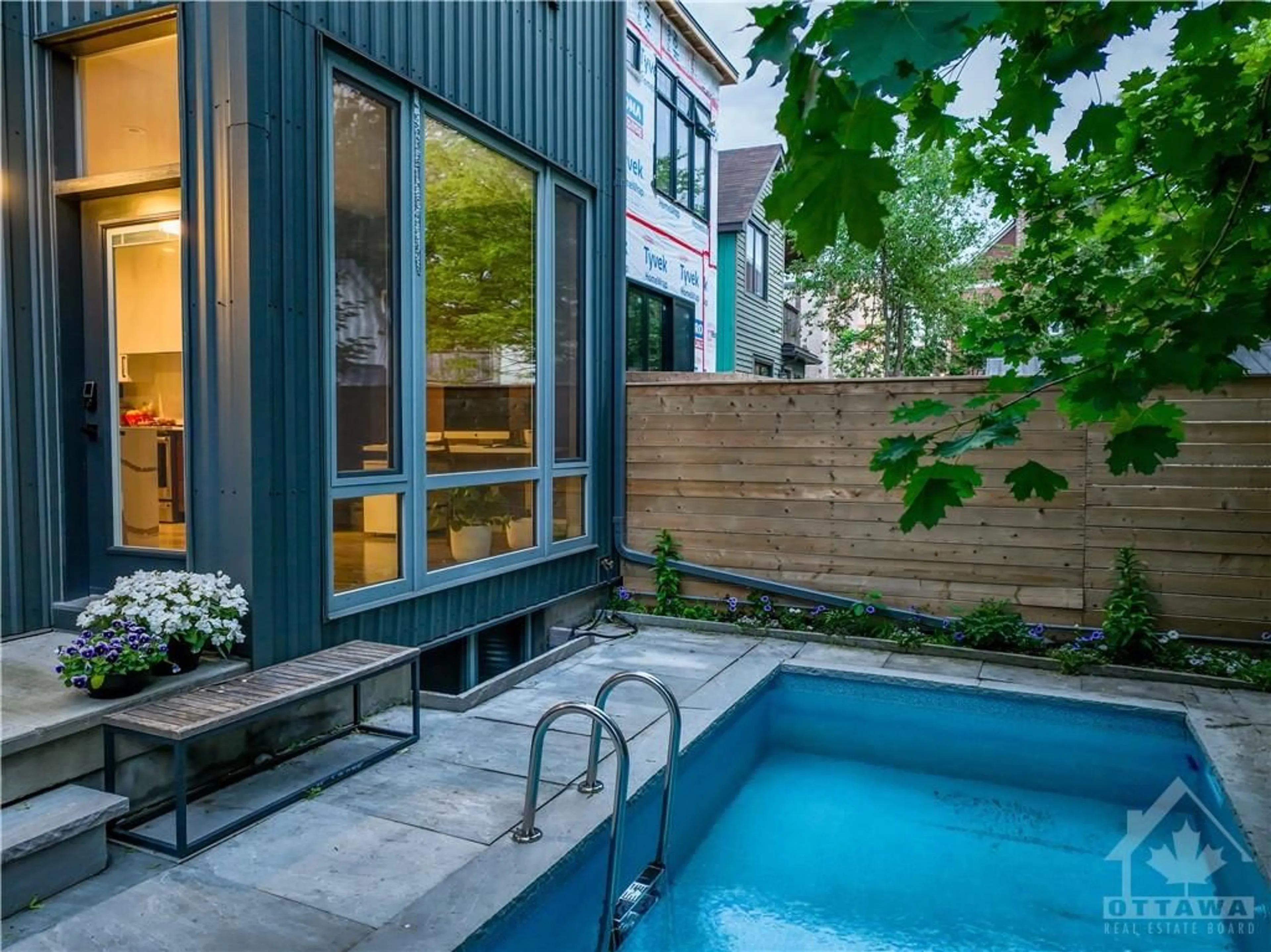 Indoor or outdoor pool for 658 O'CONNOR St, Ottawa Ontario K1S 3R8