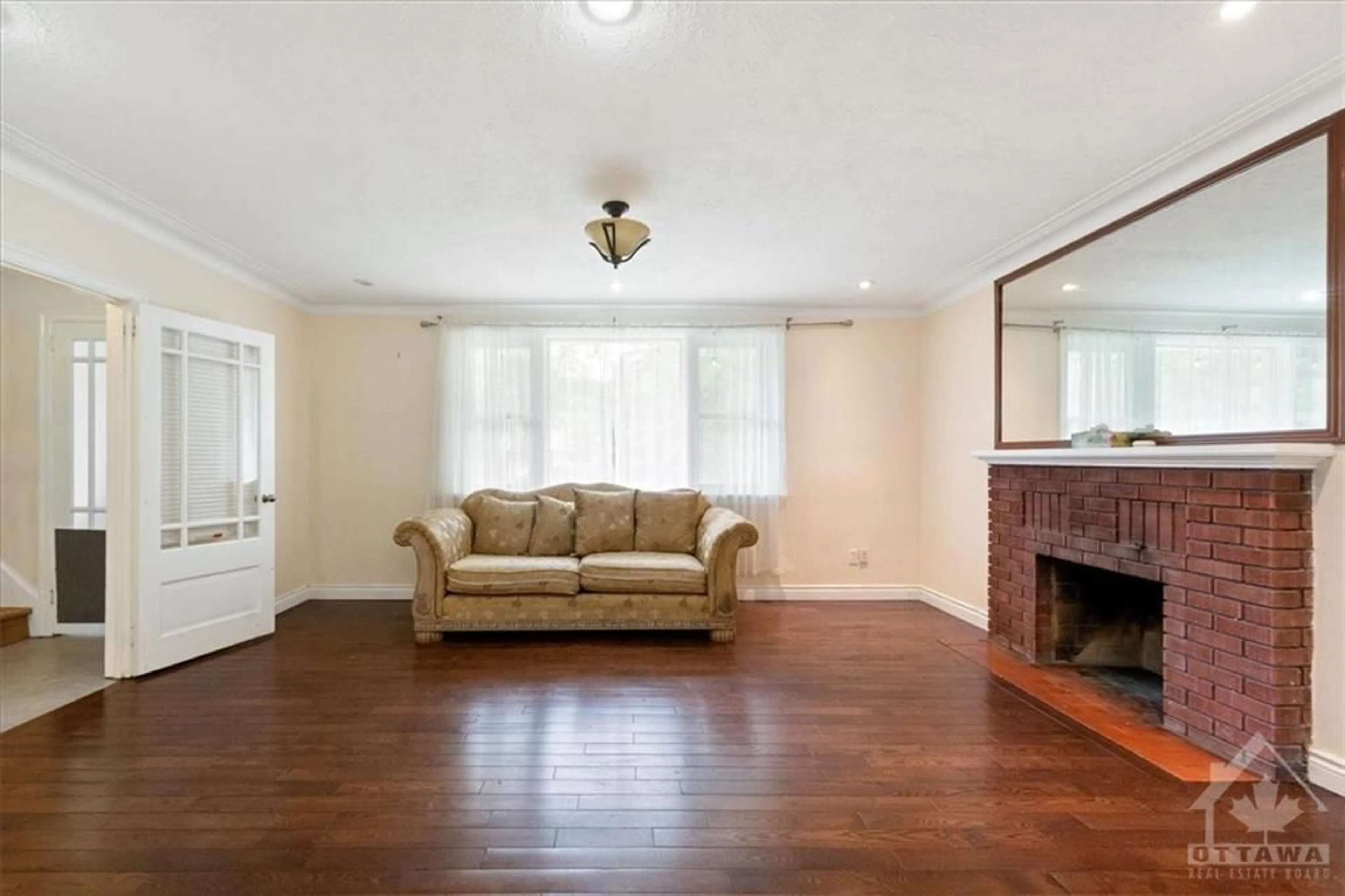 Living room, wood floors for 1657 ALTA VISTA Dr, Ottawa Ontario K1G 0G4