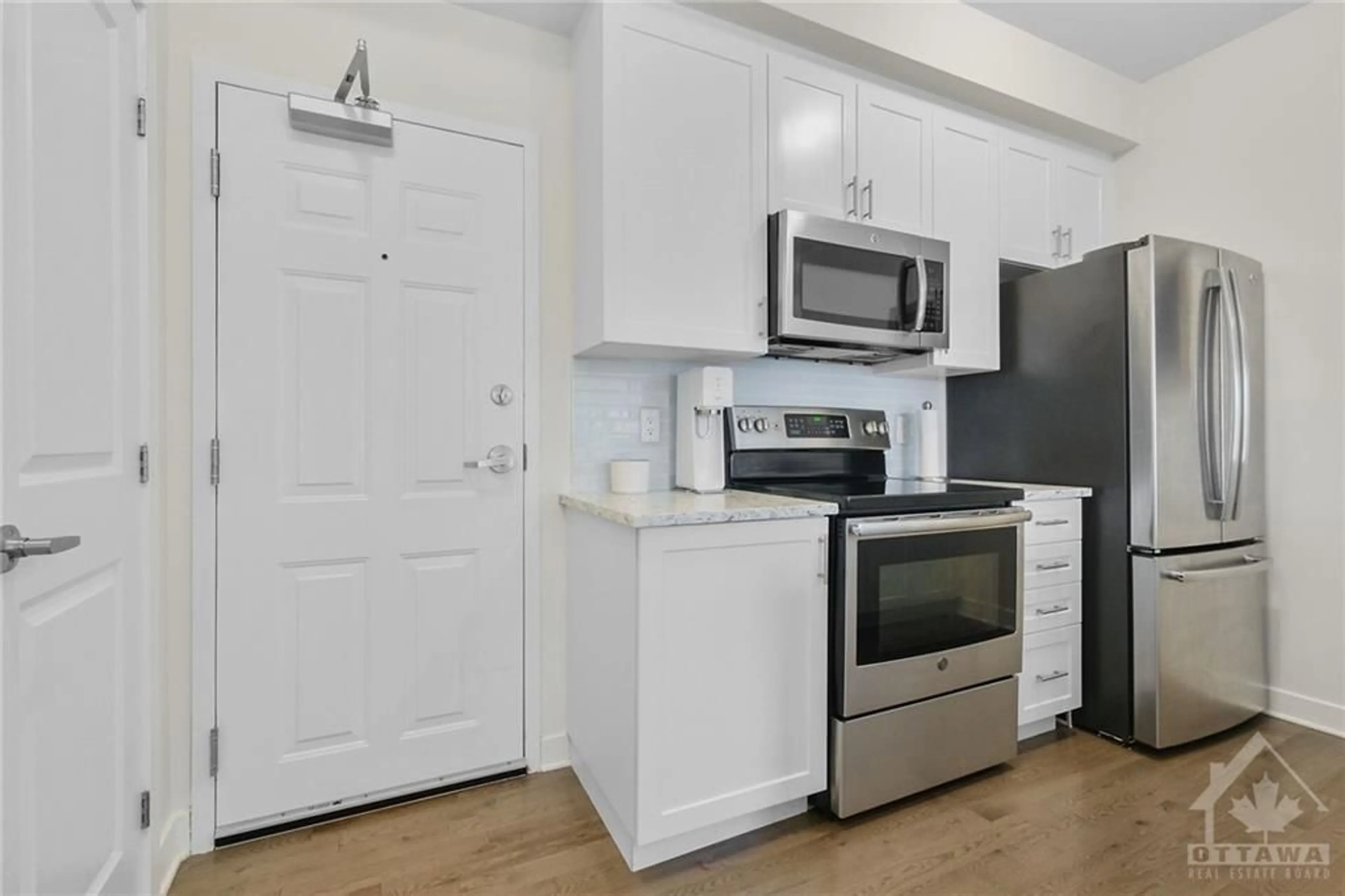 Standard kitchen for 192 FORWARD Ave #D, Ottawa Ontario K1Y 1L2