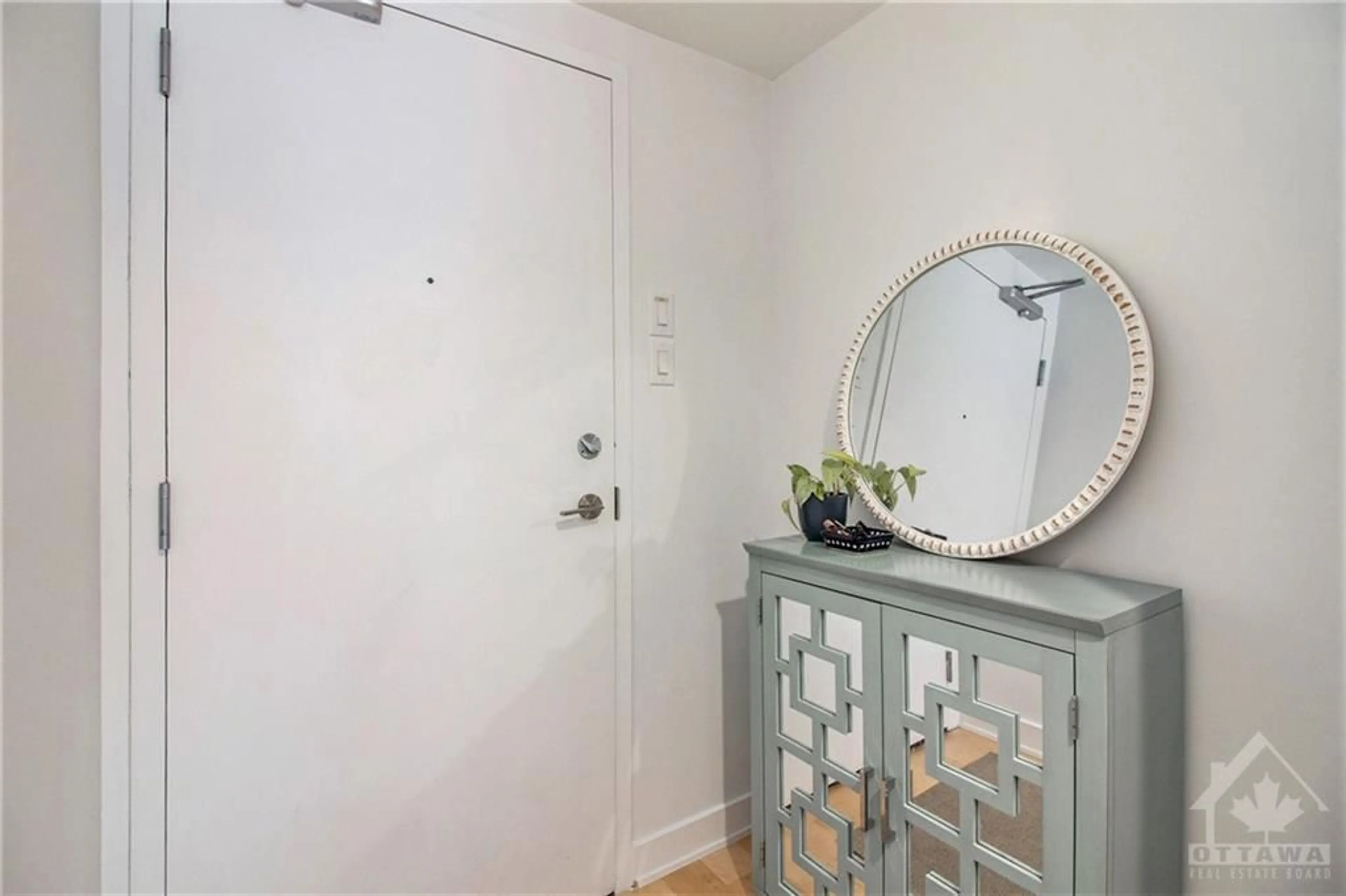 Indoor entryway for 340 MCLEOD St #641, Ottawa Ontario K2P 1A4